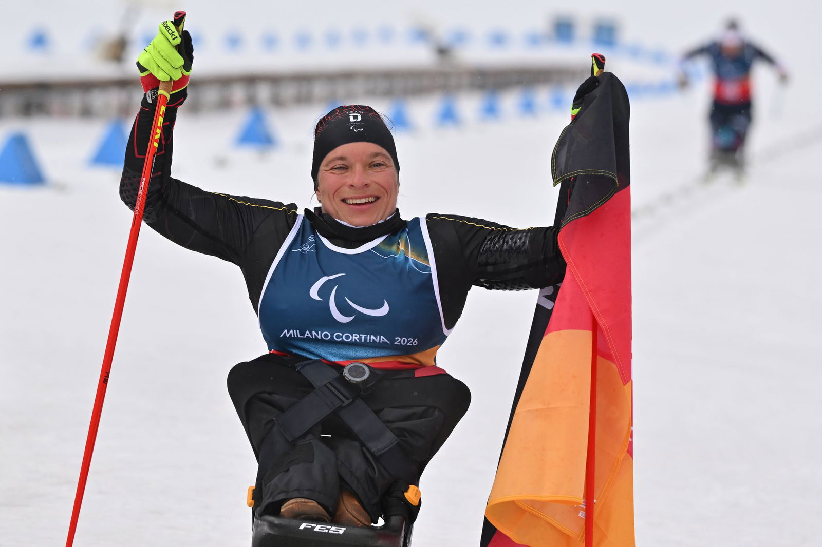 Anja Wicker jubelt über ihre vierte Medaille bei diesen Paralympics. 