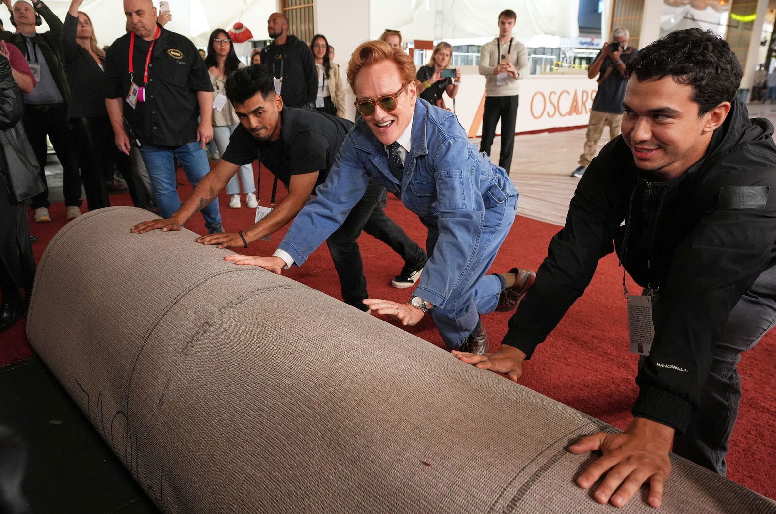 Der Komiker packt beim Roll Out mit an.