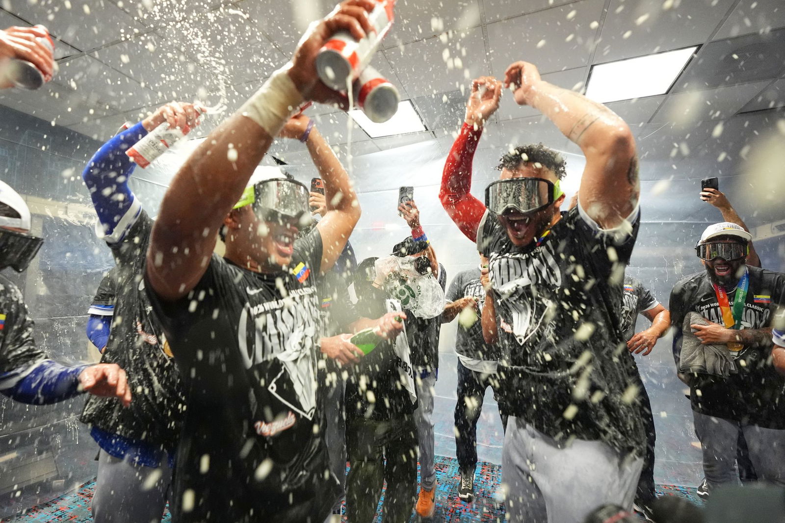 In der Kabine geht die Party weiter.