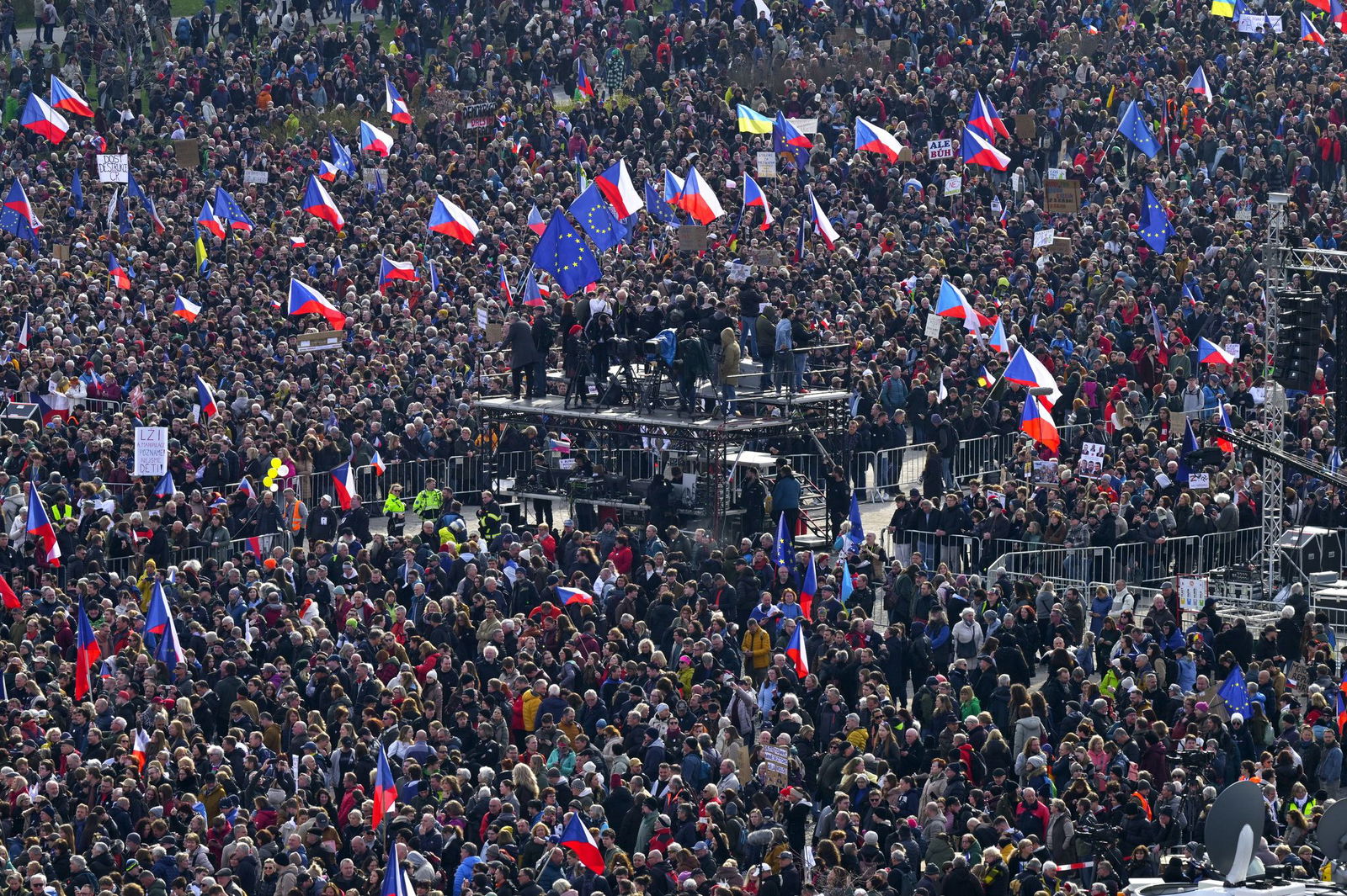 Viele tschechische Fahnen sind zu sehen.
