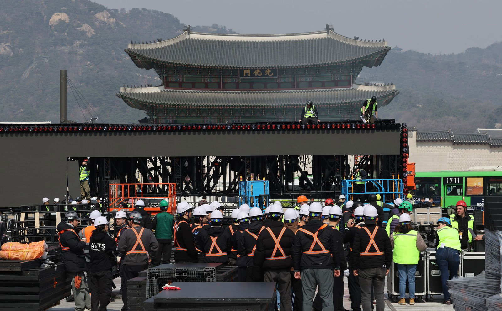 Am Gwanghwamun-Platz in Seoul wird die Band BTS ihr Comeback-Konzert geben. Es wird weltweit via Netflix übertragen.