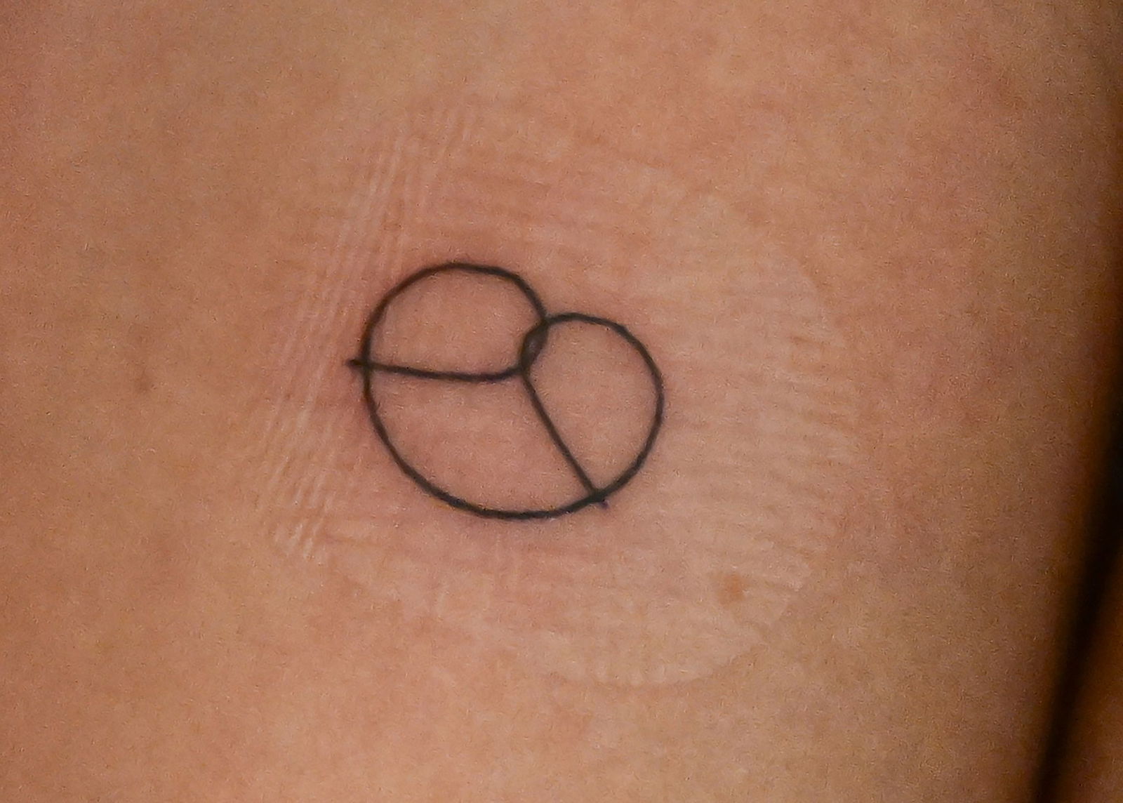 Bei der Wahlparty der Grünen bei der Landtagswahl in Baden-Württemberg konnten sich Interessierte ein Brezel-Tattoo stechen lassen. 