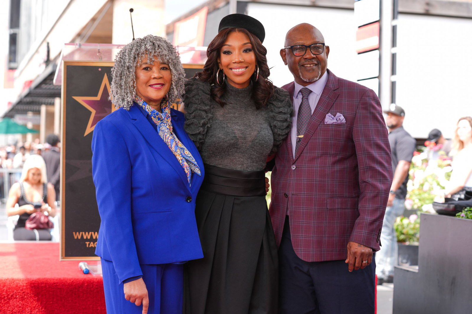 Die Grammy-Preisträgerin bringt ihre Eltern zu der Zeremonie mit. 