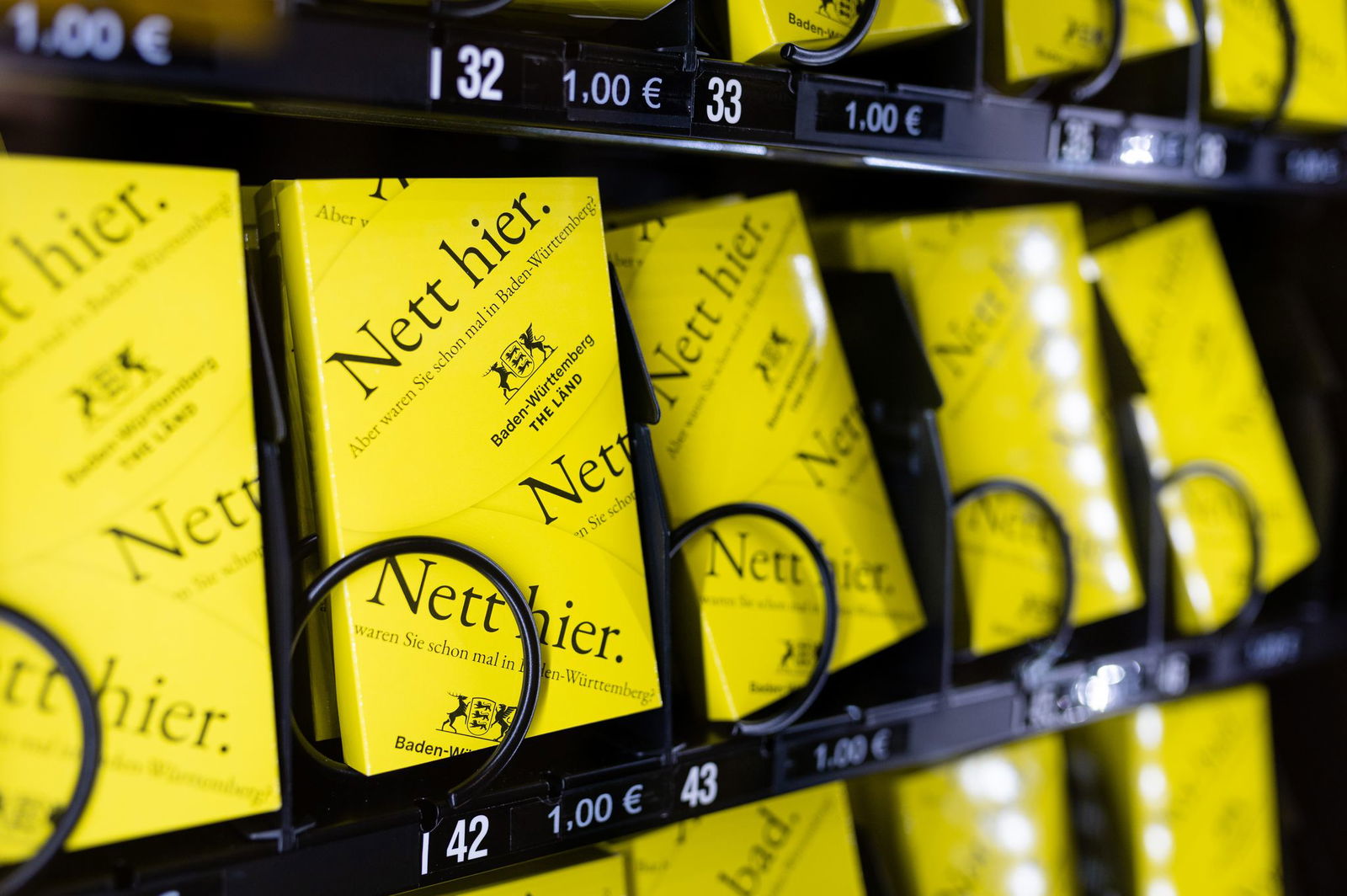 Der «Nett hier»-Spruch ist Teil der erfolgreichen Marketingkampagne, die Ende der 1990er Jahre auch mit dem Slogan «Wir können alles. Außer Hochdeutsch» berühmt wurde.