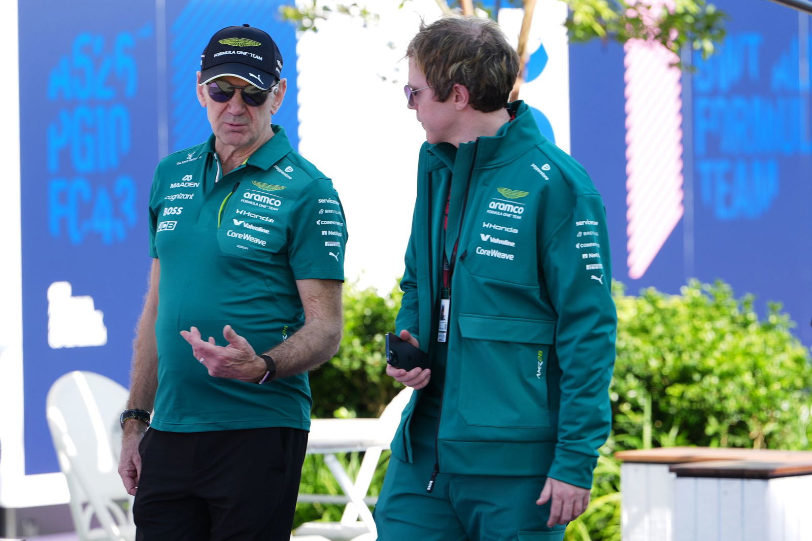 Adrian Newey (l) hadert mit dem Motor von Aston Martin.