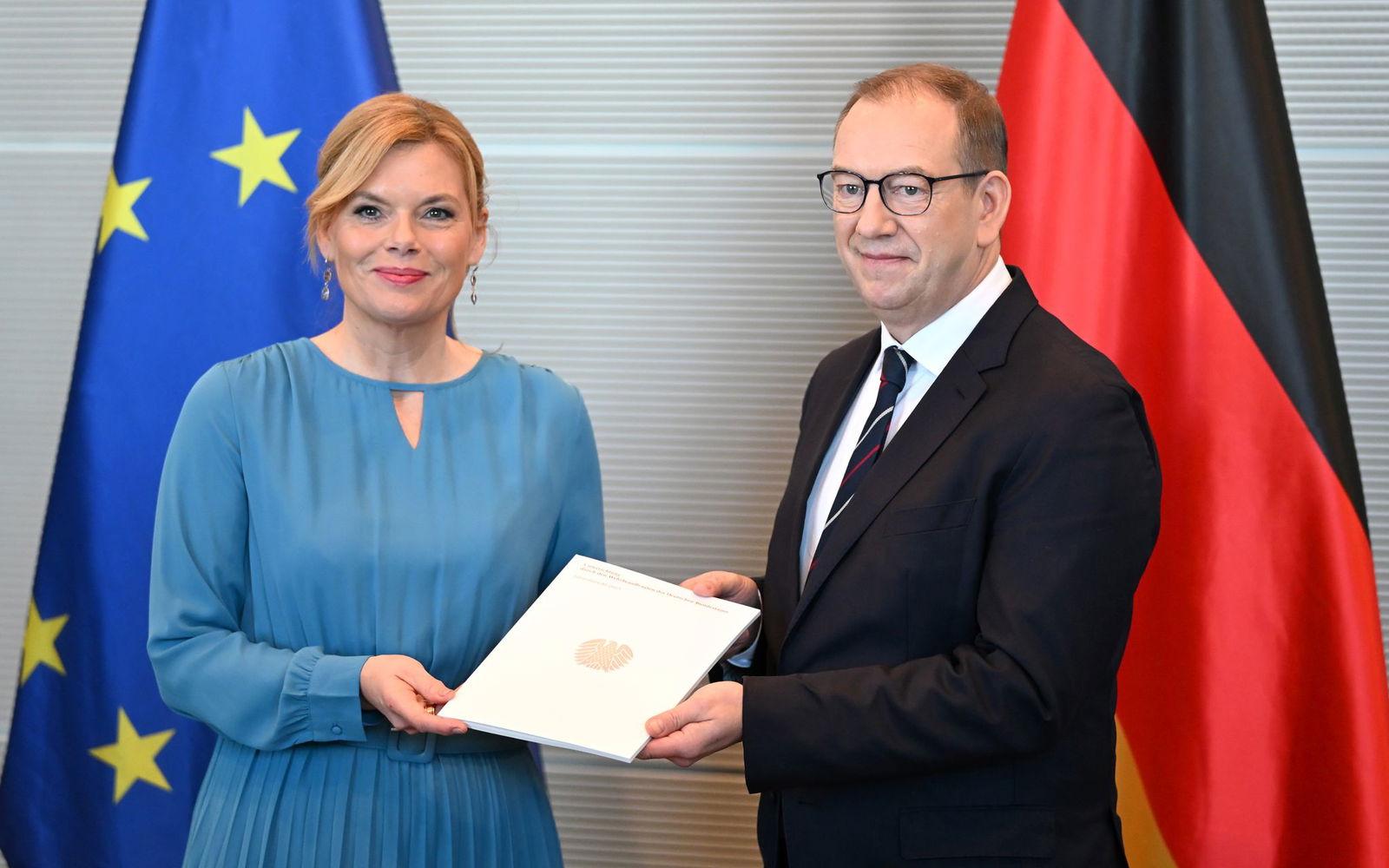 Der Wehrbeauftragte übergibt den Jahresbericht 2025. 