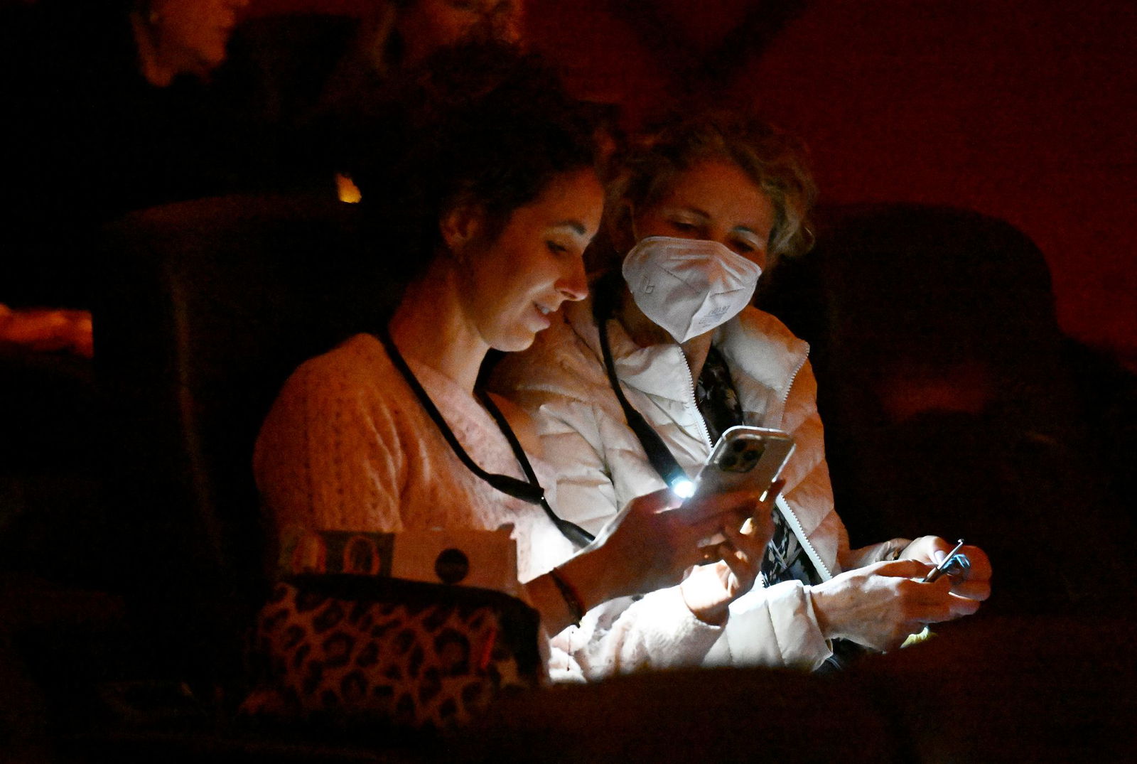 Handylicht, Stirnlampe oder Leselämpchen kommen zum Einsatz.   