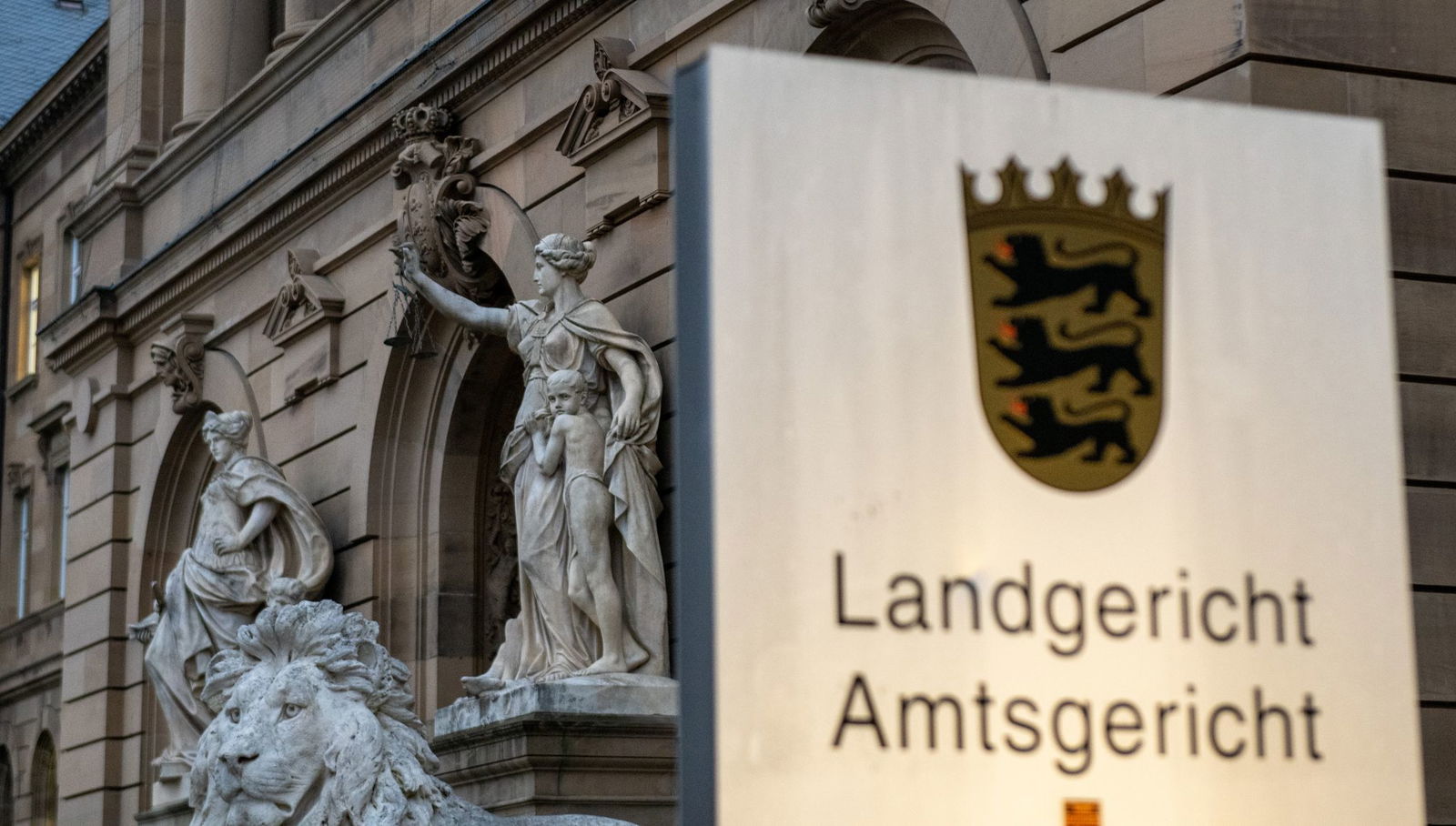 Ein Obdachloser soll ein Theaterlager in Brand gesetzt haben. (Symbolbild) 