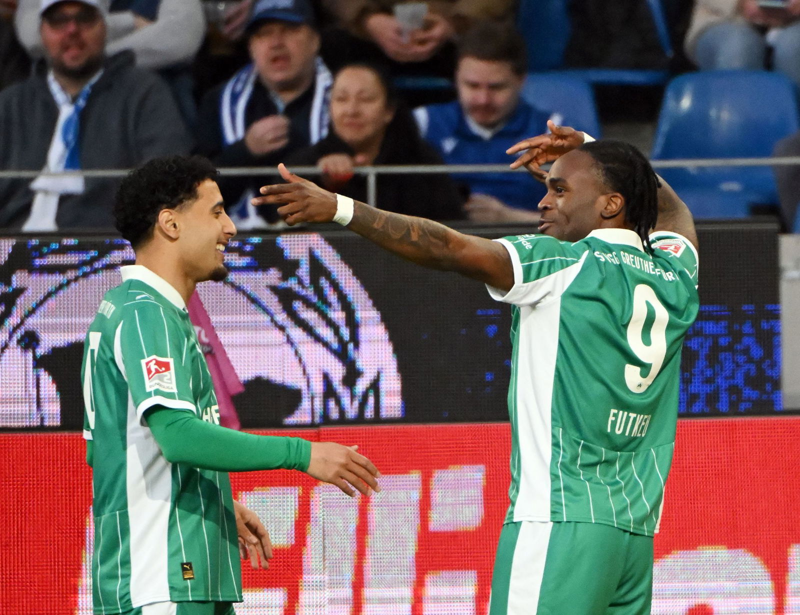 Ein Grund zum Feiern: Noel Futkeu trifft zum 1:0 für Fürth. 