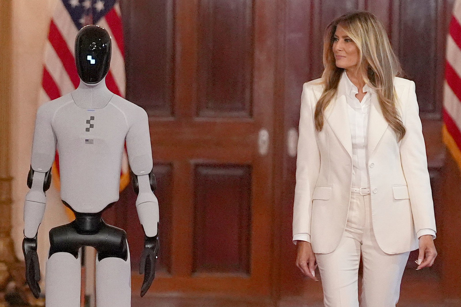 Im Weißen Haus empfängt Melania Trump internationale Gäste – begleitet von einem humanoiden Roboter, der mehrere Sprachen spricht.