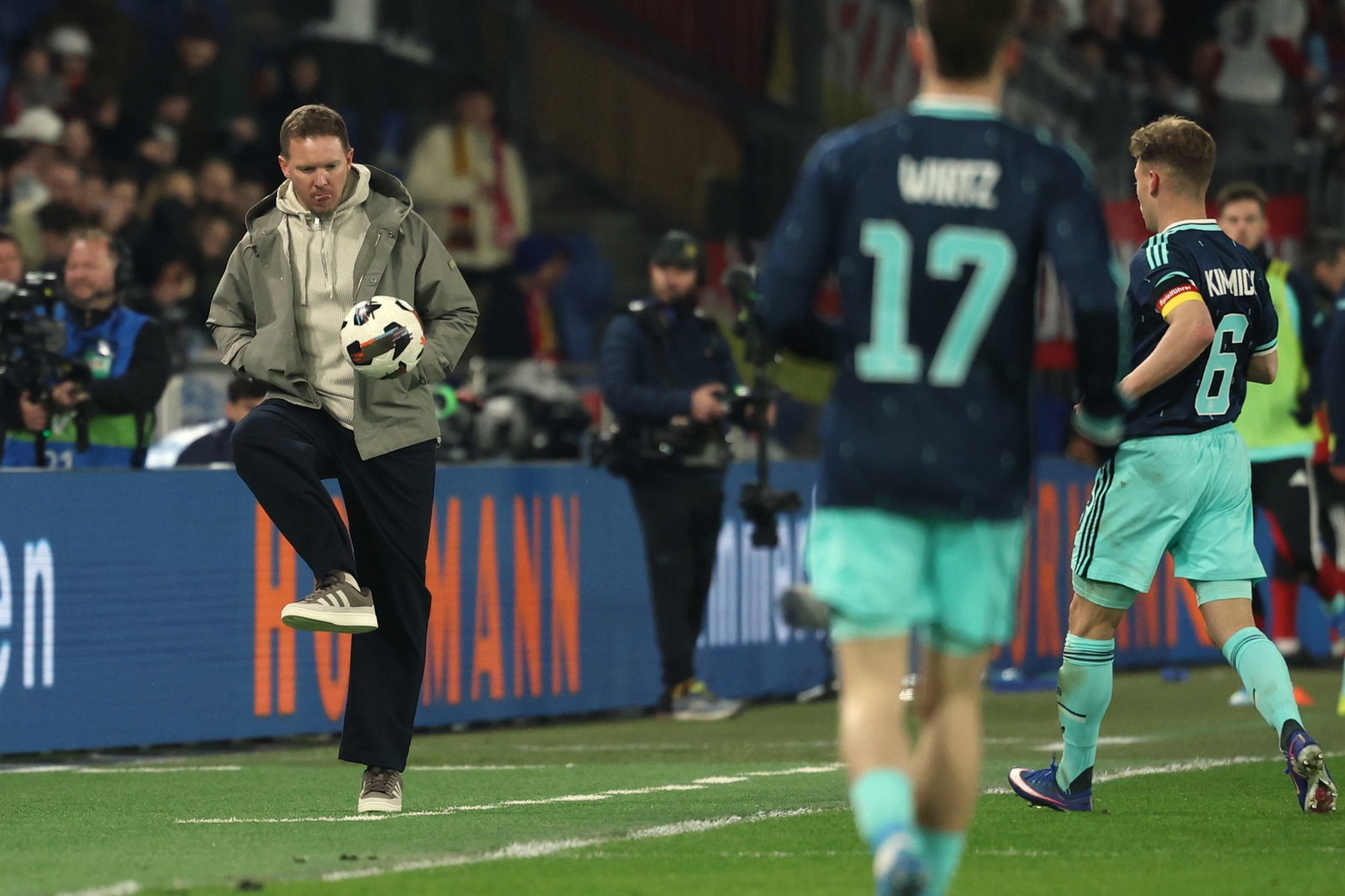 Bundestrainer Nagelsmann schießt einen Ball zurück aufs Spielfeld. 