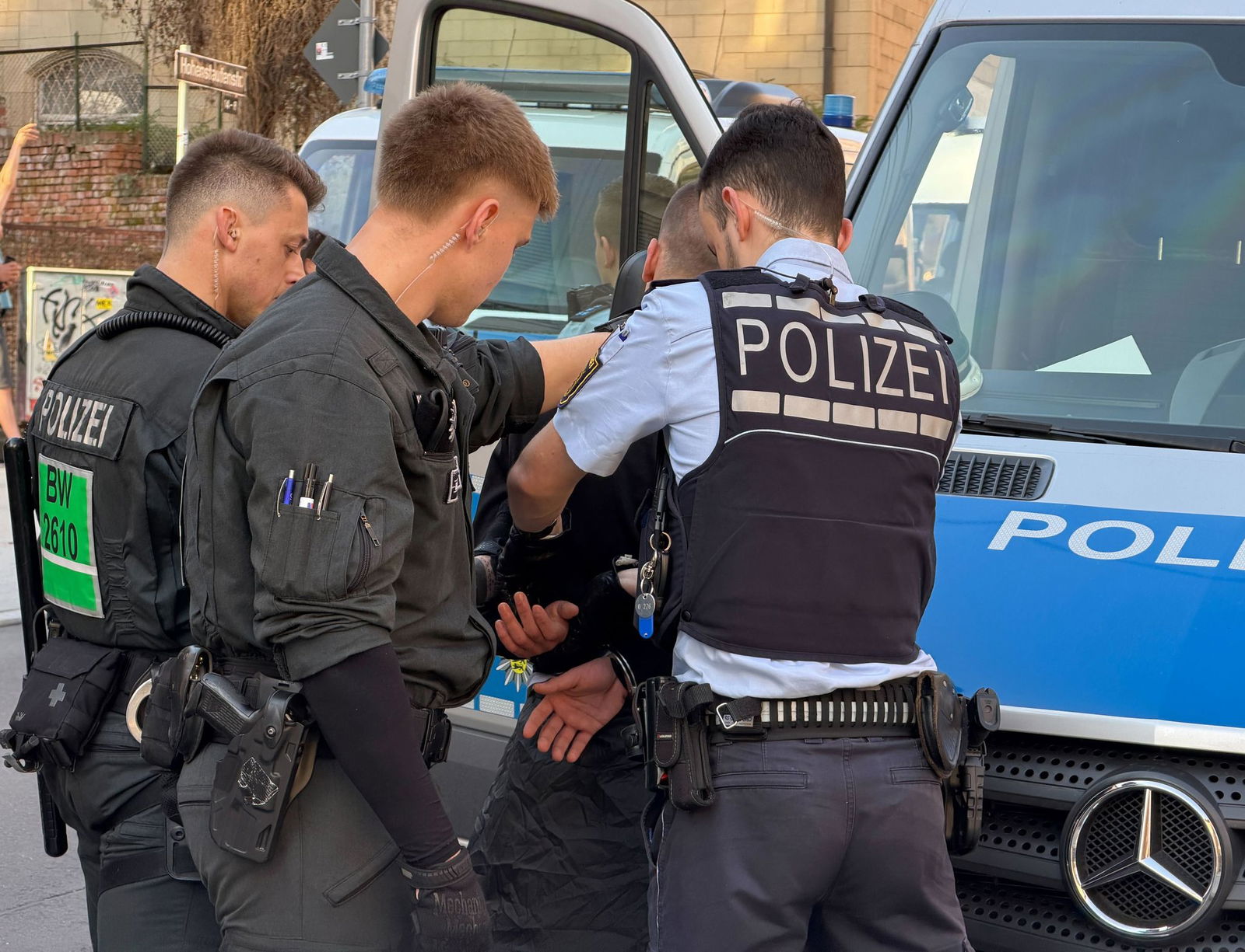 Auch am Rand der Demo hat es mehrere Festnahmen gegeben. 