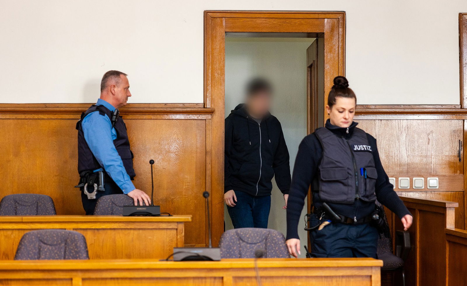 Die Anklagte wirft dem 19-Jährigen Mord, versuchten Mord und besonders schweren Raub vor.