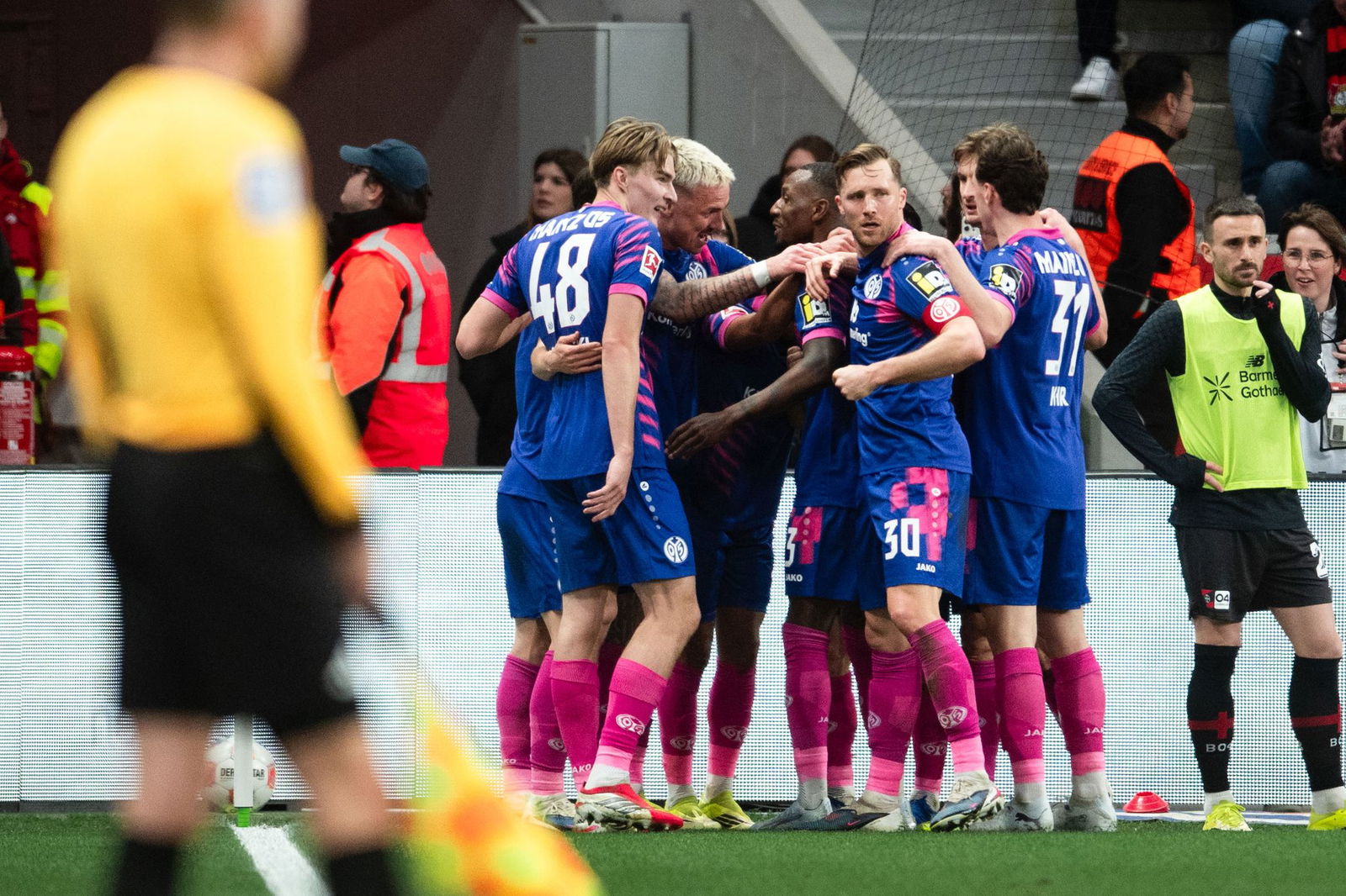 Mainz jubelt über das Tor zum 1:0. 
