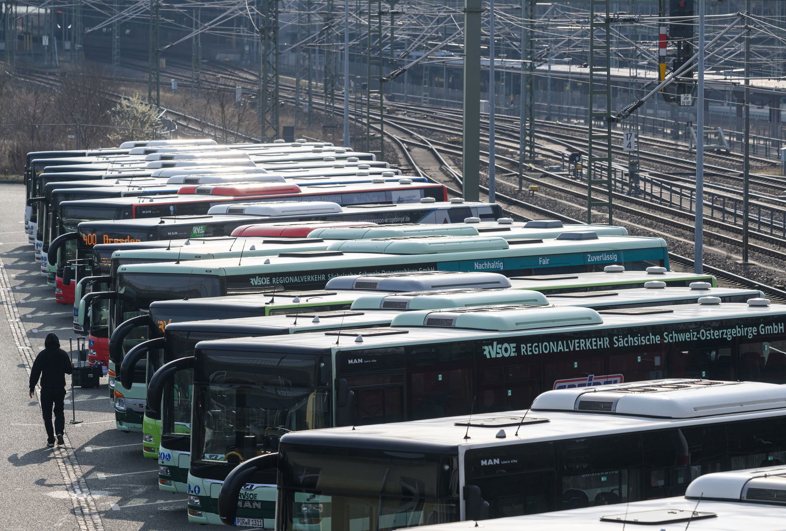 Erneut bleiben Busse und Bahnen wegen eines Warnstreiks in vielen Bundesländern in den Depots. (Archivbild)