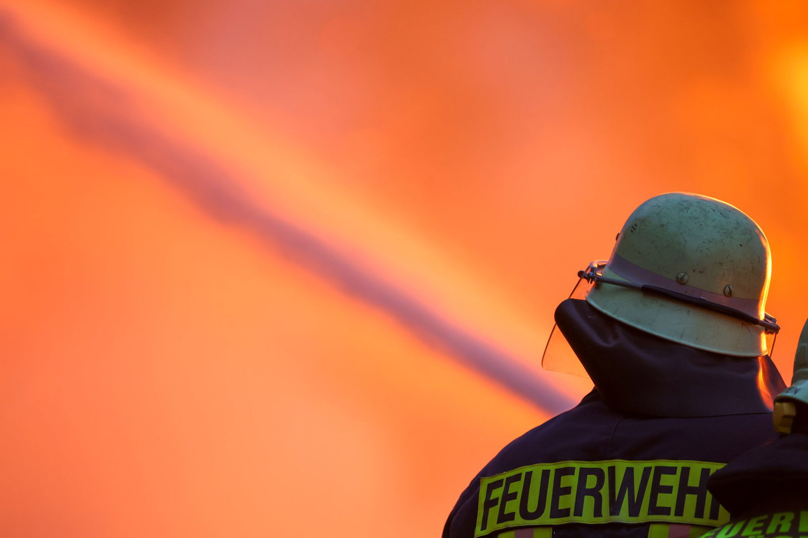 Die Kräfte der Feuerwehr bekämpften den Brand. (Symbolbild)