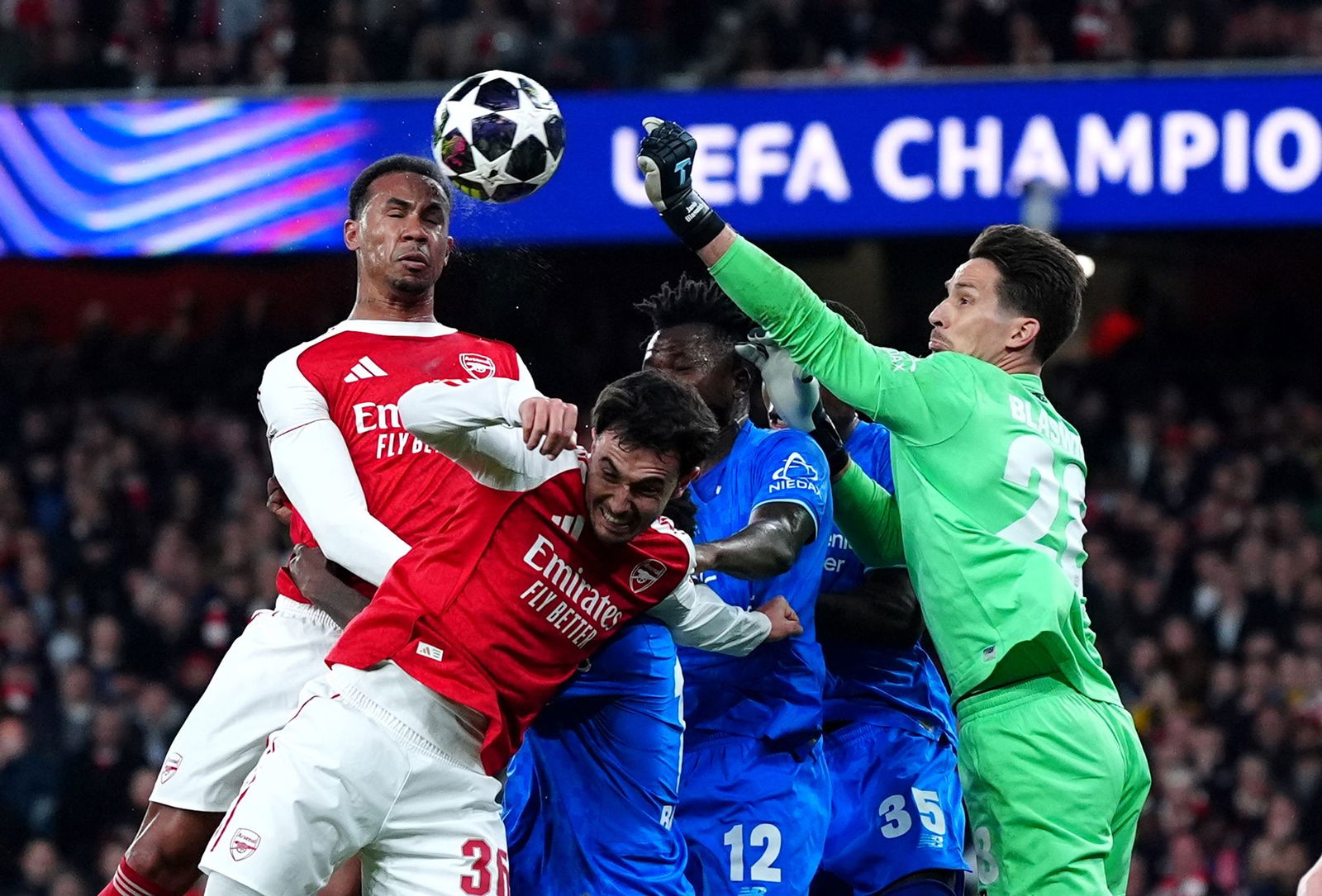 Janis Blaswich hielt Bayer Leverkusen mit seinen Paraden gegen Arsenal lange im Spiel.