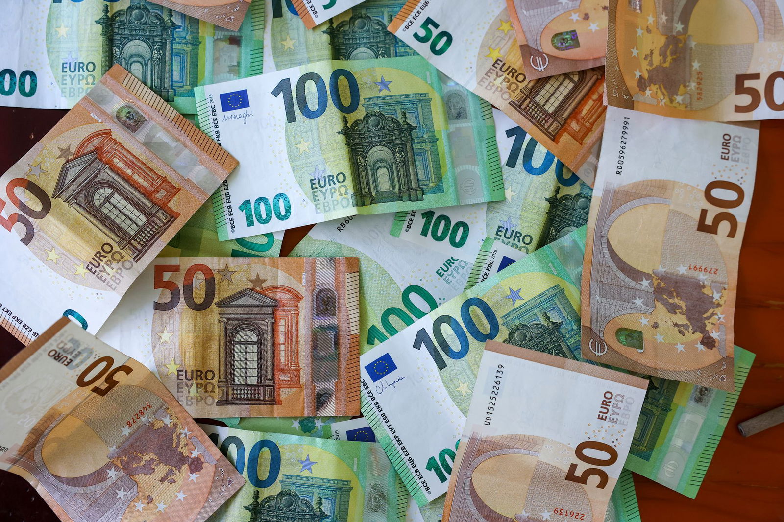 Bei Hausdurchsuchungen fanden die Ermittler viel Bargeld. (Symbolbild)