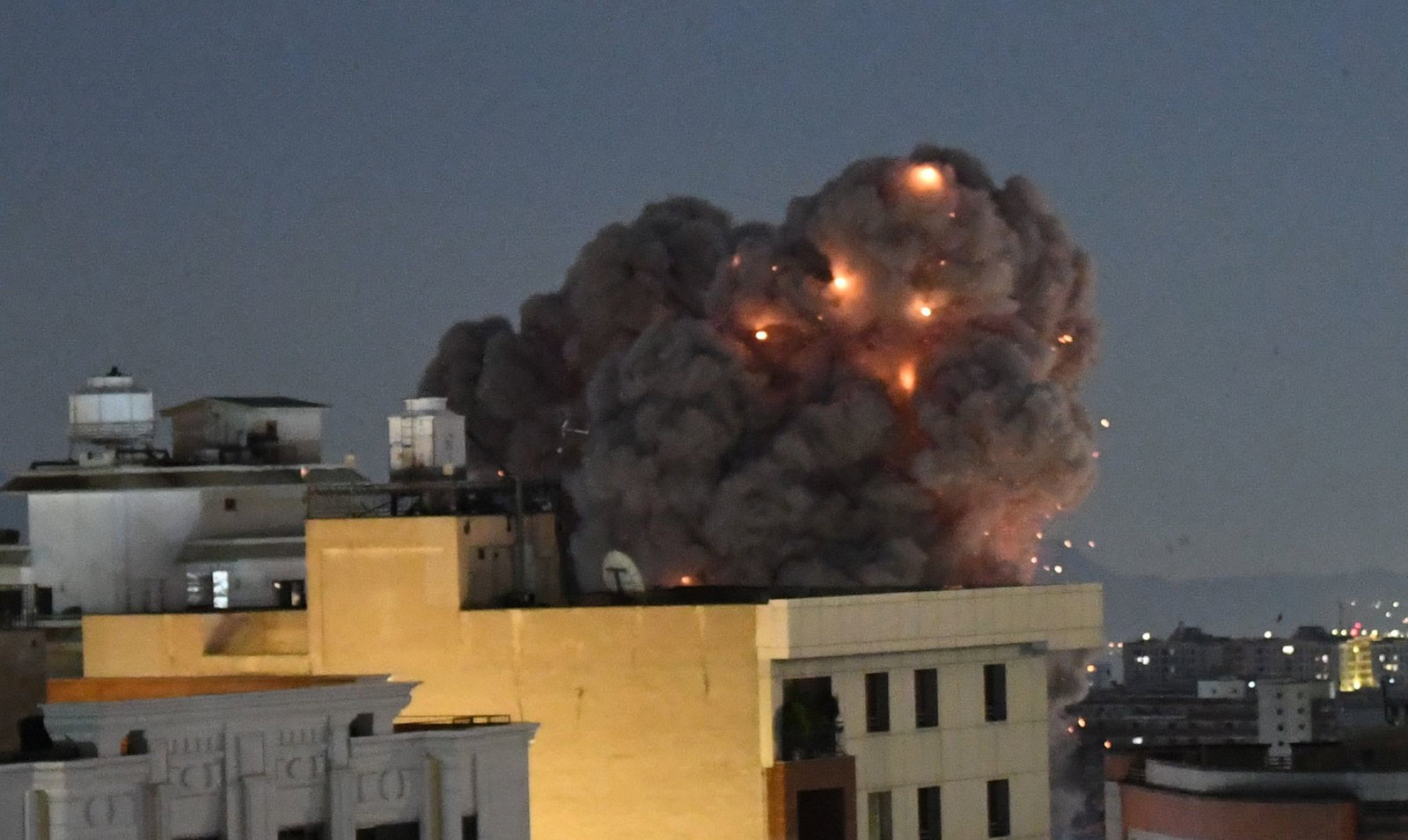 Teheran wird am Morgen erneut Ziel heftiger Luftangriffe. 