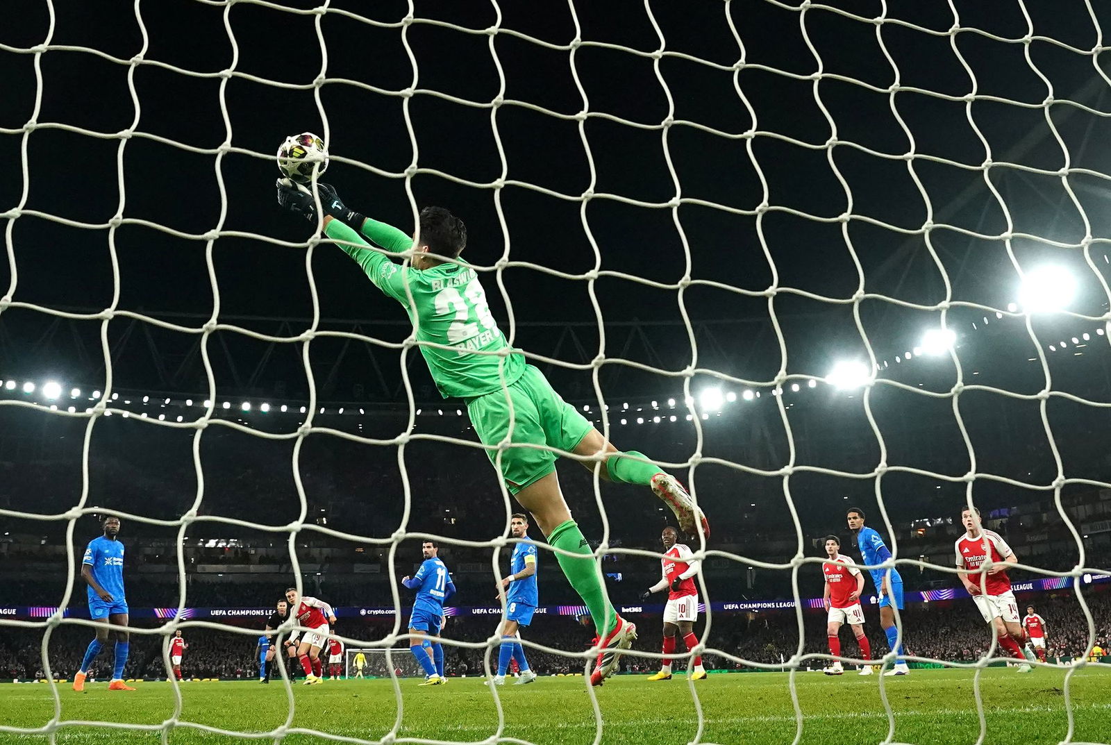 Mit seinen Paraden hielt Torhüter Janis Blaswich Leverkusen lange im Spiel.