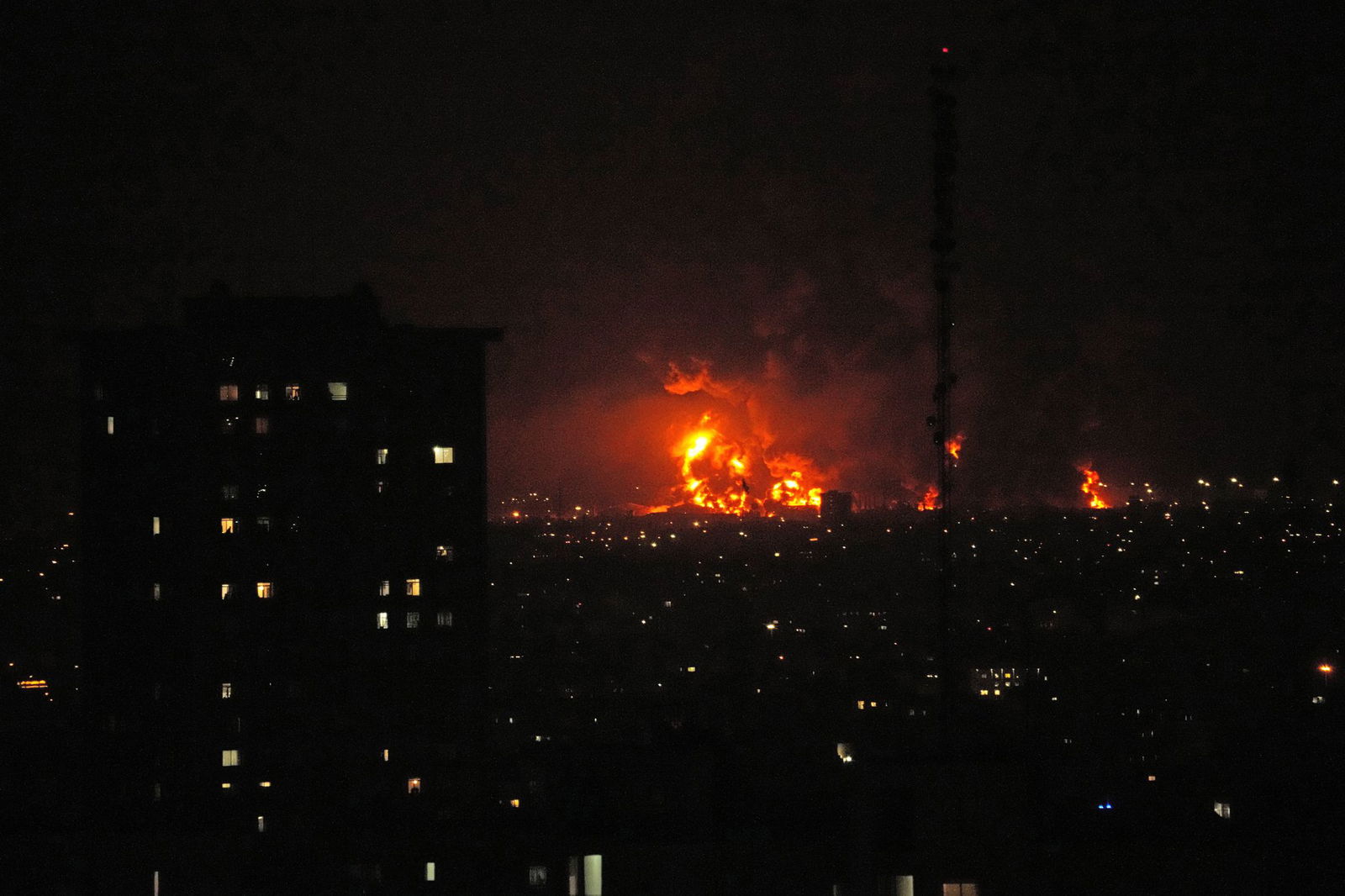 Israels Armee griff Öllager in Teheran an. 