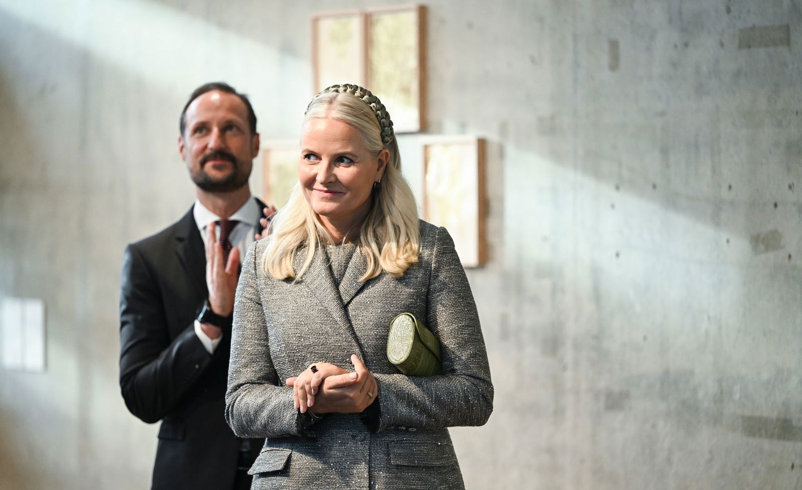 In einem gemeinsamen Fernsehinterview brechen Kronprinzessin Mette-Marit (r) und Kronprinz Haakon (l) ihr Schweigen. 