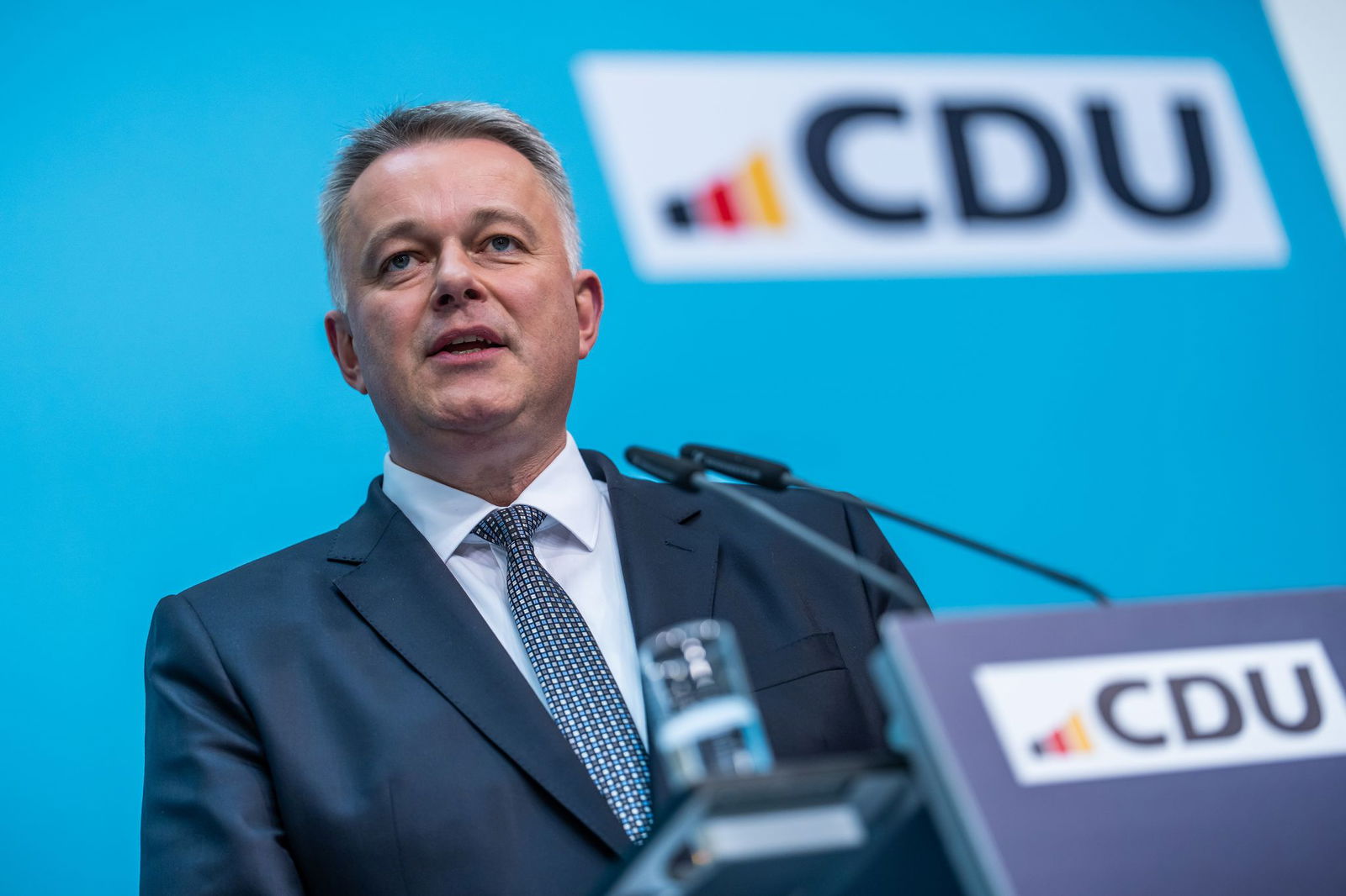 Schnieder hat auch bei seinem Auftritt in Berlin mit Kanzler Merz harsche Töne in Richtung SPD vermieden. 