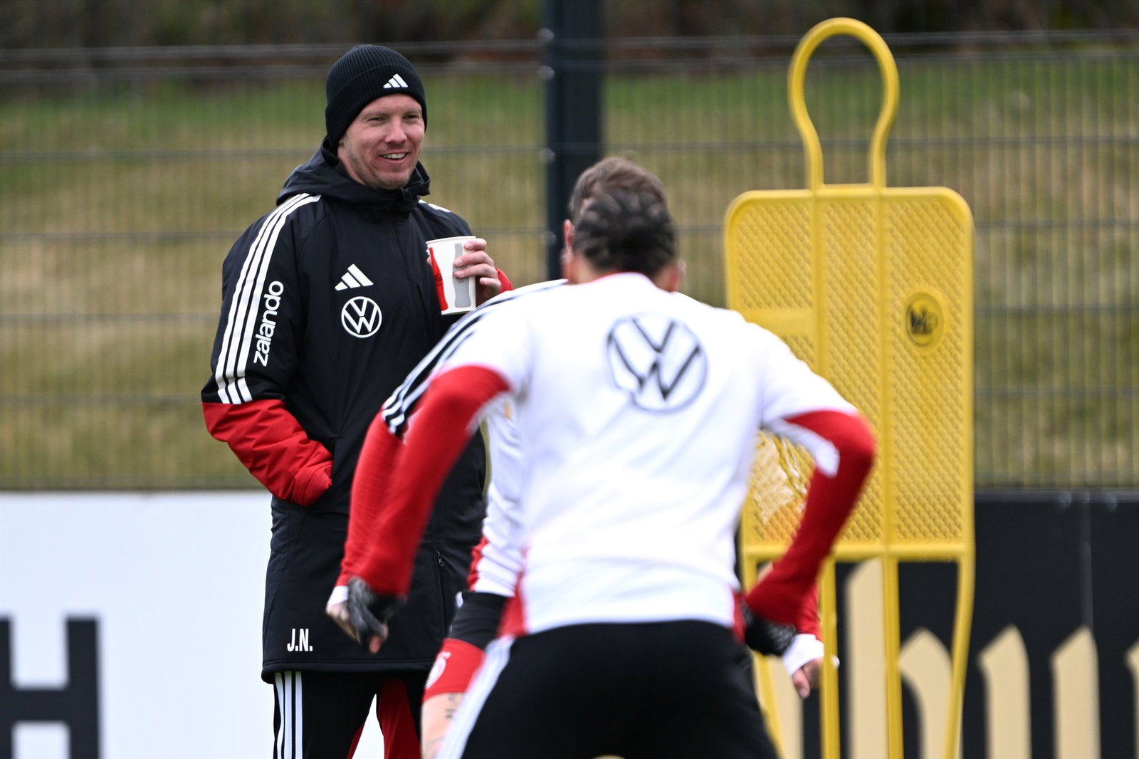 Warm eingepackt verfolgt Bundestrainer Julian Nagelsmann das Geschehen auf dem Trainingsplatz.