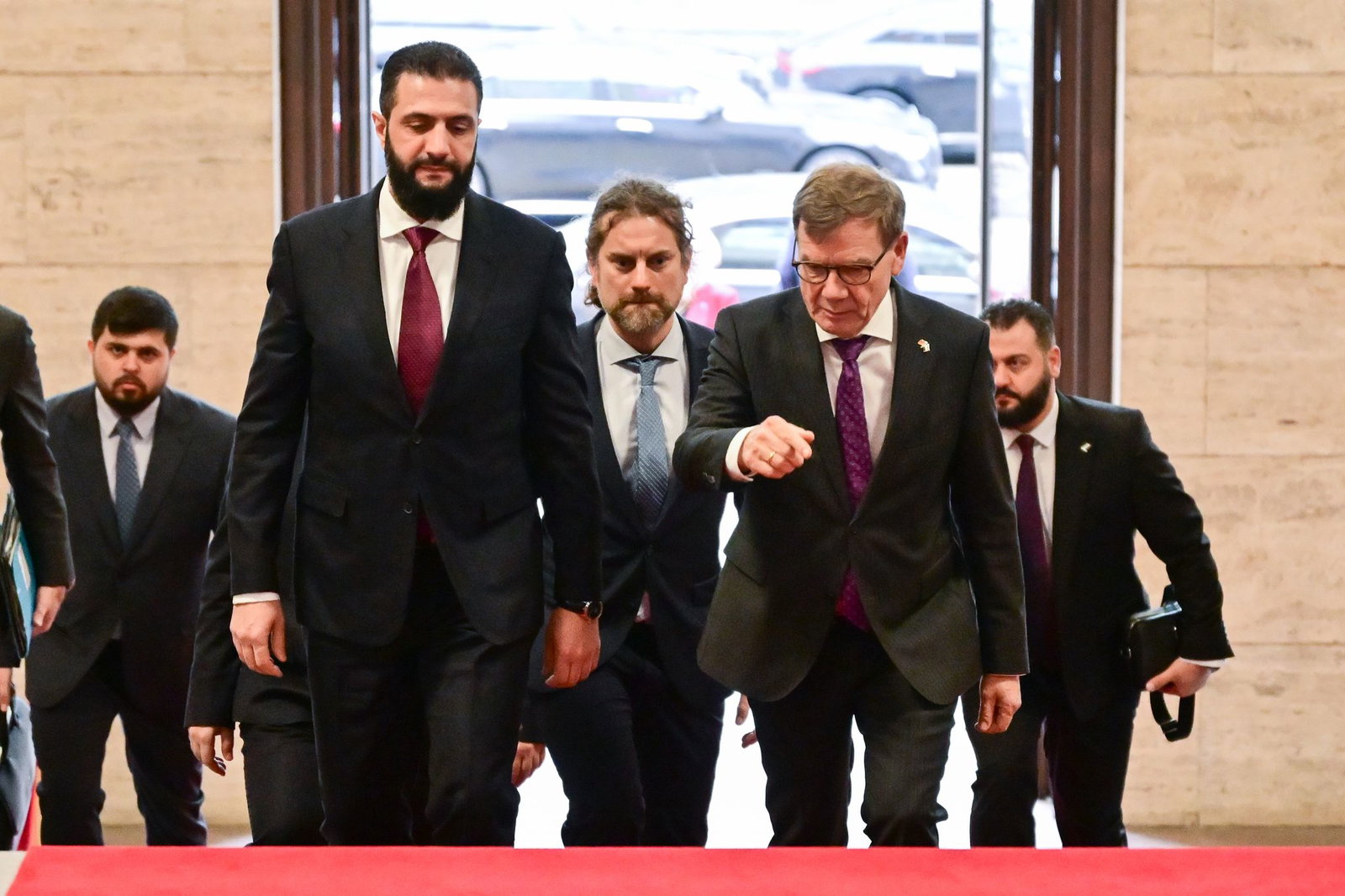 «Die Syrer verdienen eine Chance und wir möchten helfen, dass diese Chance gut genutzt wird», sagte Außenminister Johann Wadephul (rechts) beim deutsch-syrischen Wirtschaftsforum mit dem syrischen Übergangspräsidenten Ahmed al-Scharaa.