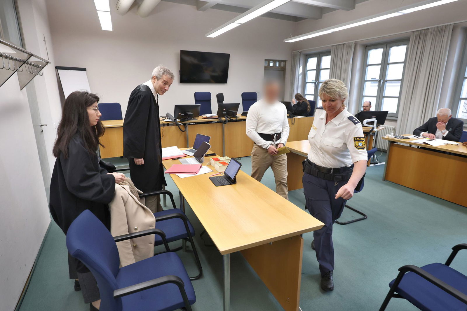 Wegen Doppelmordes an seiner Großmutter und deren Mann muss sich der Angeklagte vor dem Landgericht Memmingen verantworten.