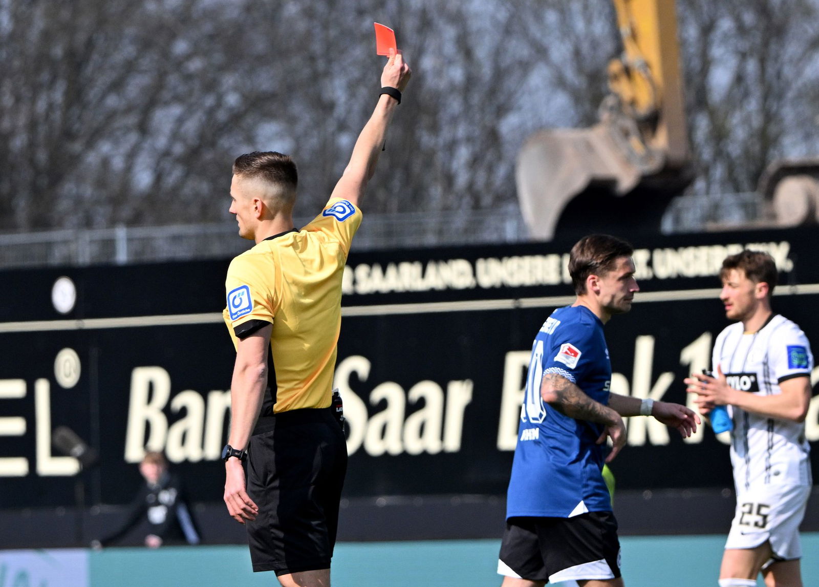 Hartes Einsteigen gegen Luca Schnellbacher: Glatt Rot für Marvin Mehlem.