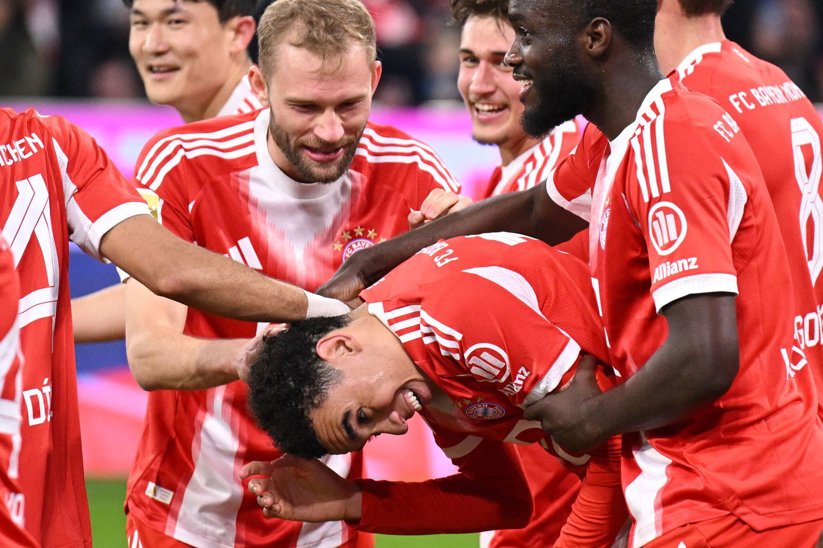 Jamal Musiala jubelt über sein erstes Bundesliga-Tor seit fast einem Jahr.