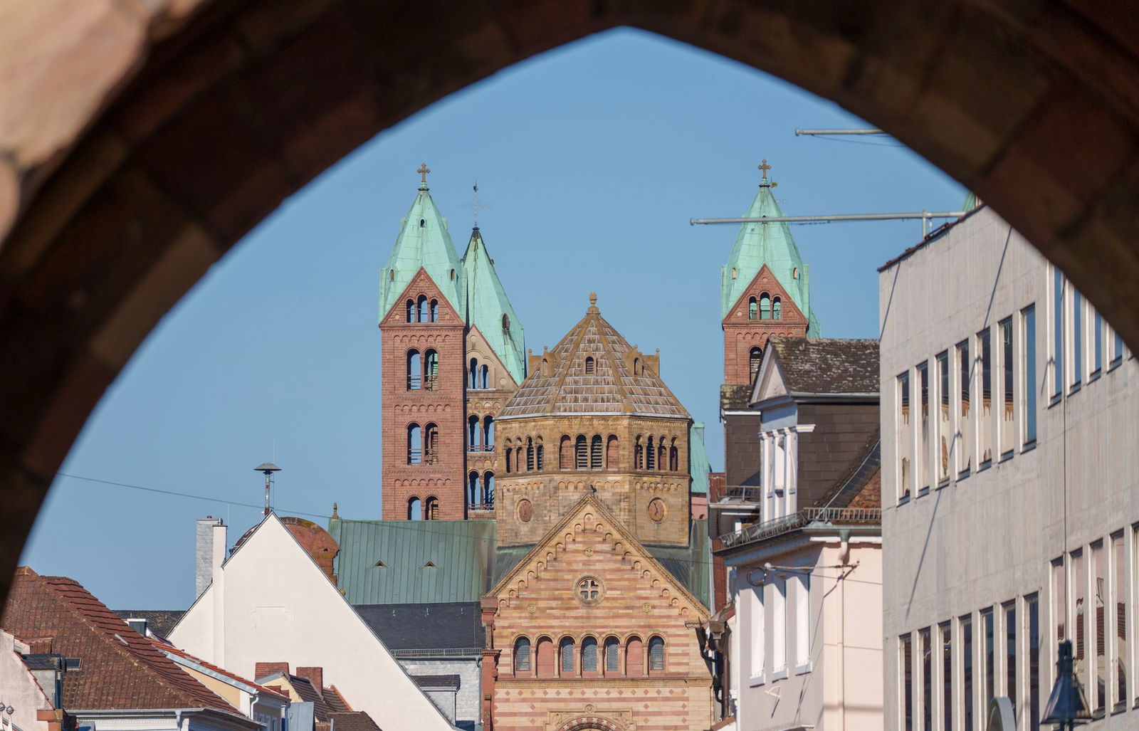 Dem Dombauverein zufolge kommen in Speyer an manchen Tagen mehr als 20.000 Besucher. (Archivbild)