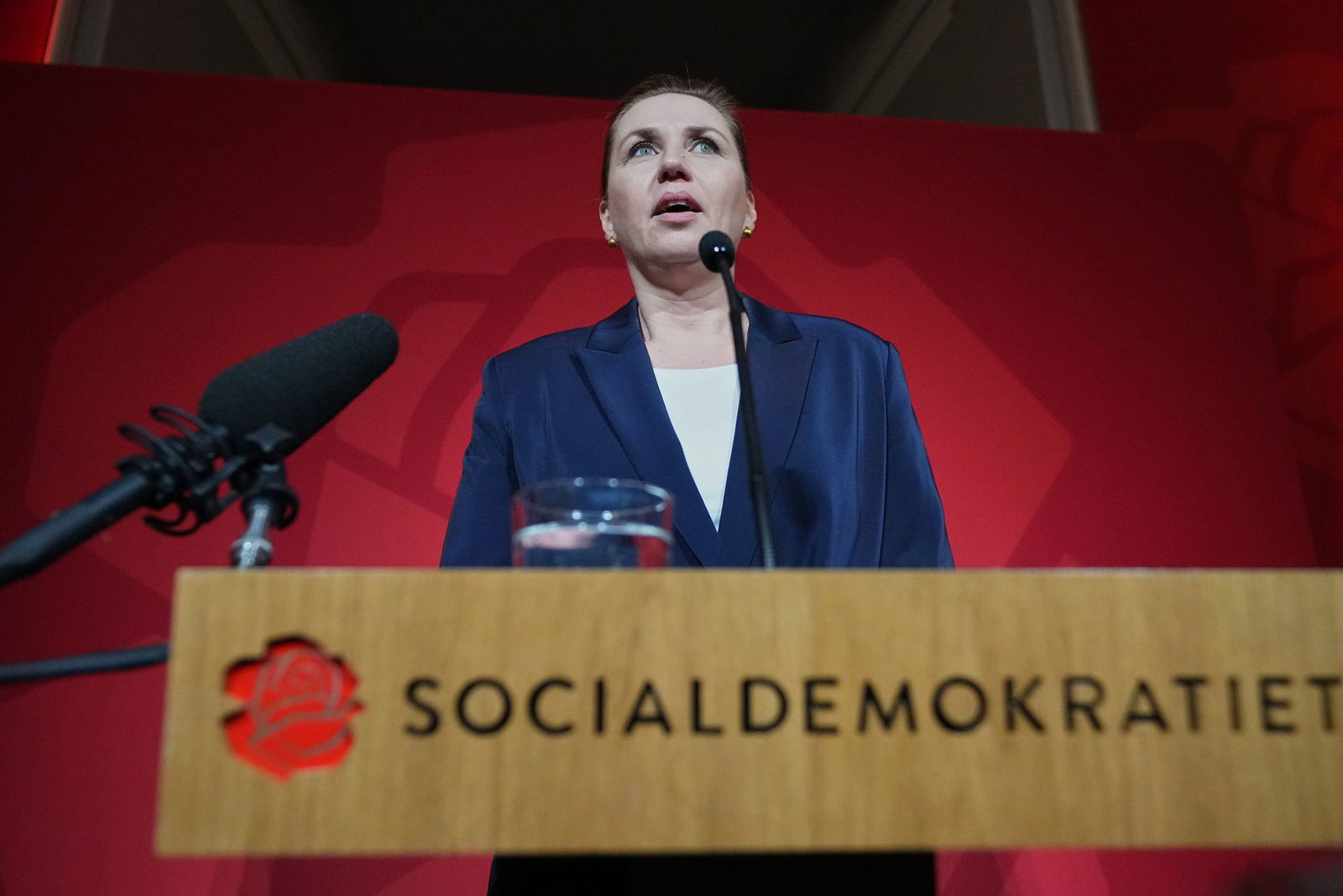 Ihre Regierung tritt zurück - trotzdem will Mette Frederiksen Regierungschefin bleiben. 