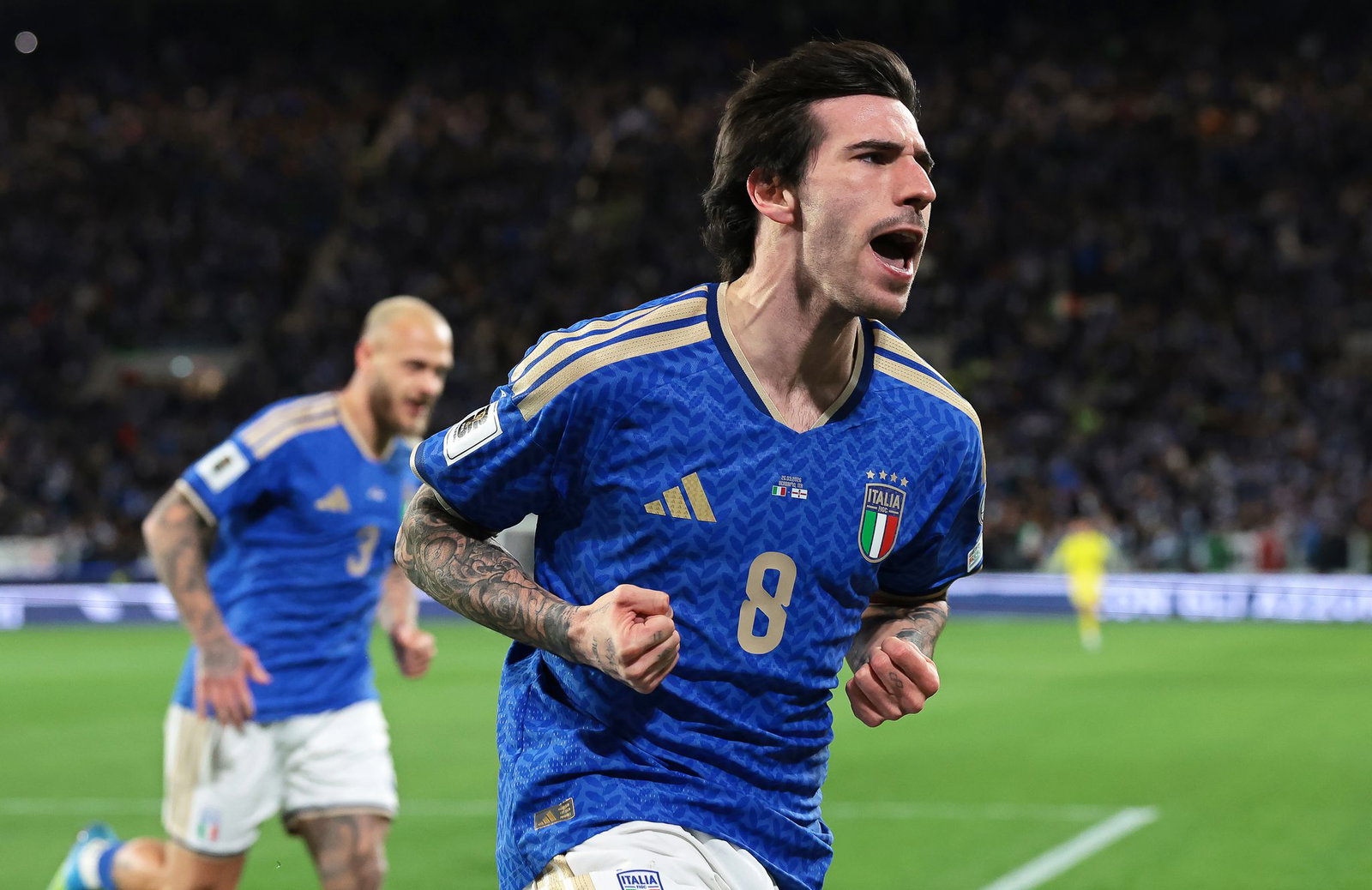 Sorgte für die Befreiung: Italiens 1:0-Torschütze Sandro Tonali (r)  