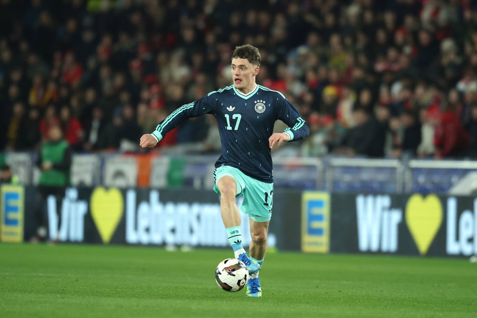 Ein Zauberer am Ball: Florian Wirtz. 