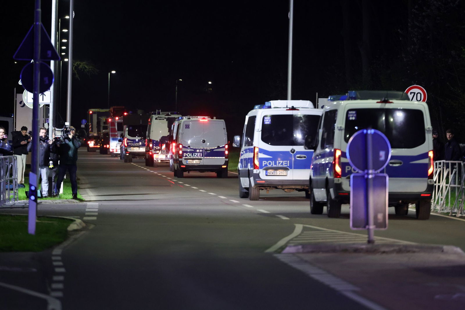 Gegen kurz nach 22.00 Uhr rollte der Konvoi am Dienstag los.