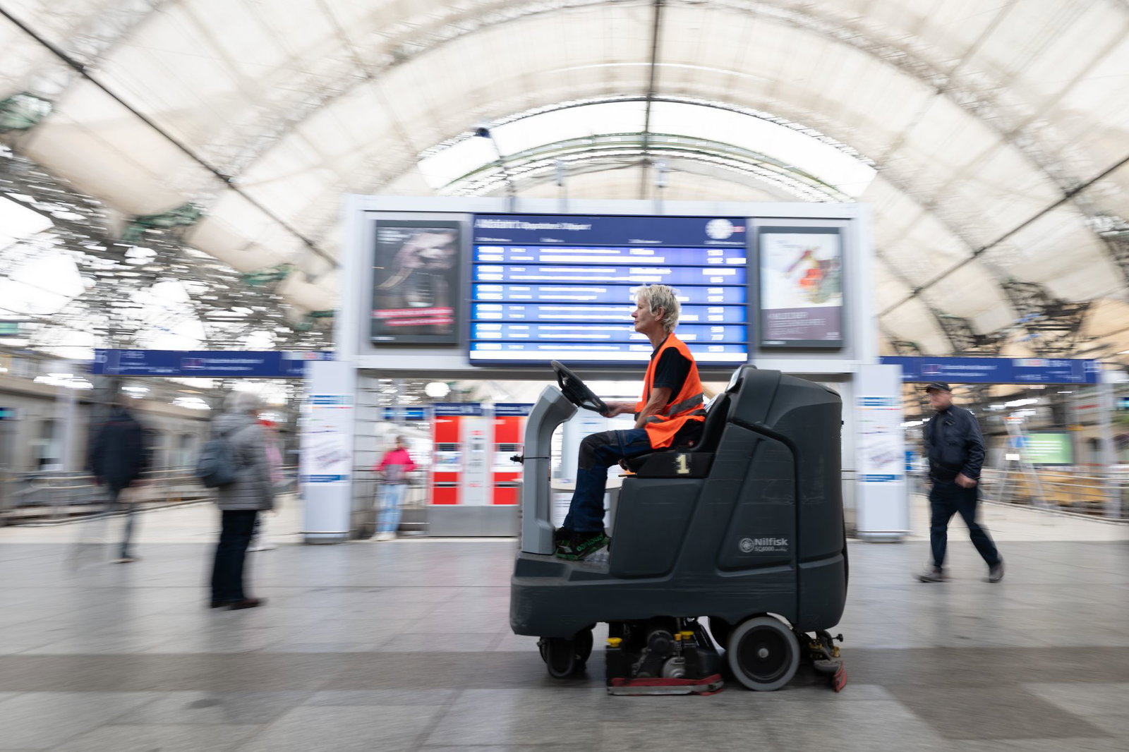 Beim Frühjahrsputz der Bahn sollen dieses Jahr doppelt so viele Stationen gereinigt werden wie sonst. (Archivbild)