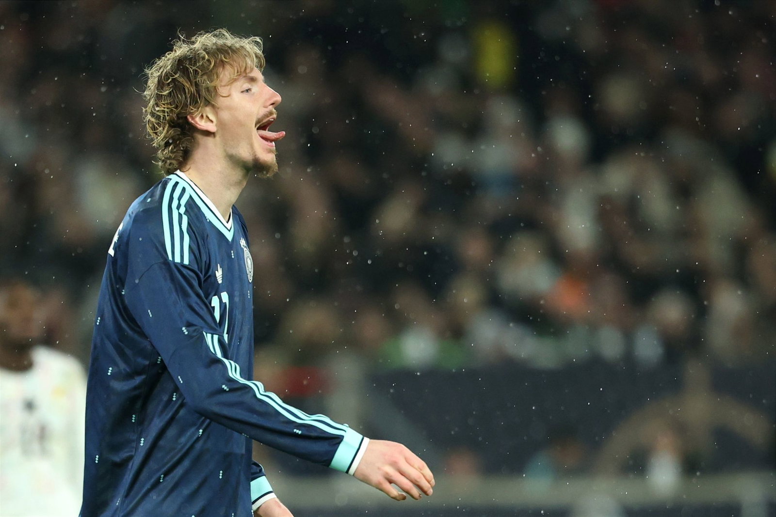 Nick Woltemade reagiert nach einem missglückten Abschluss.