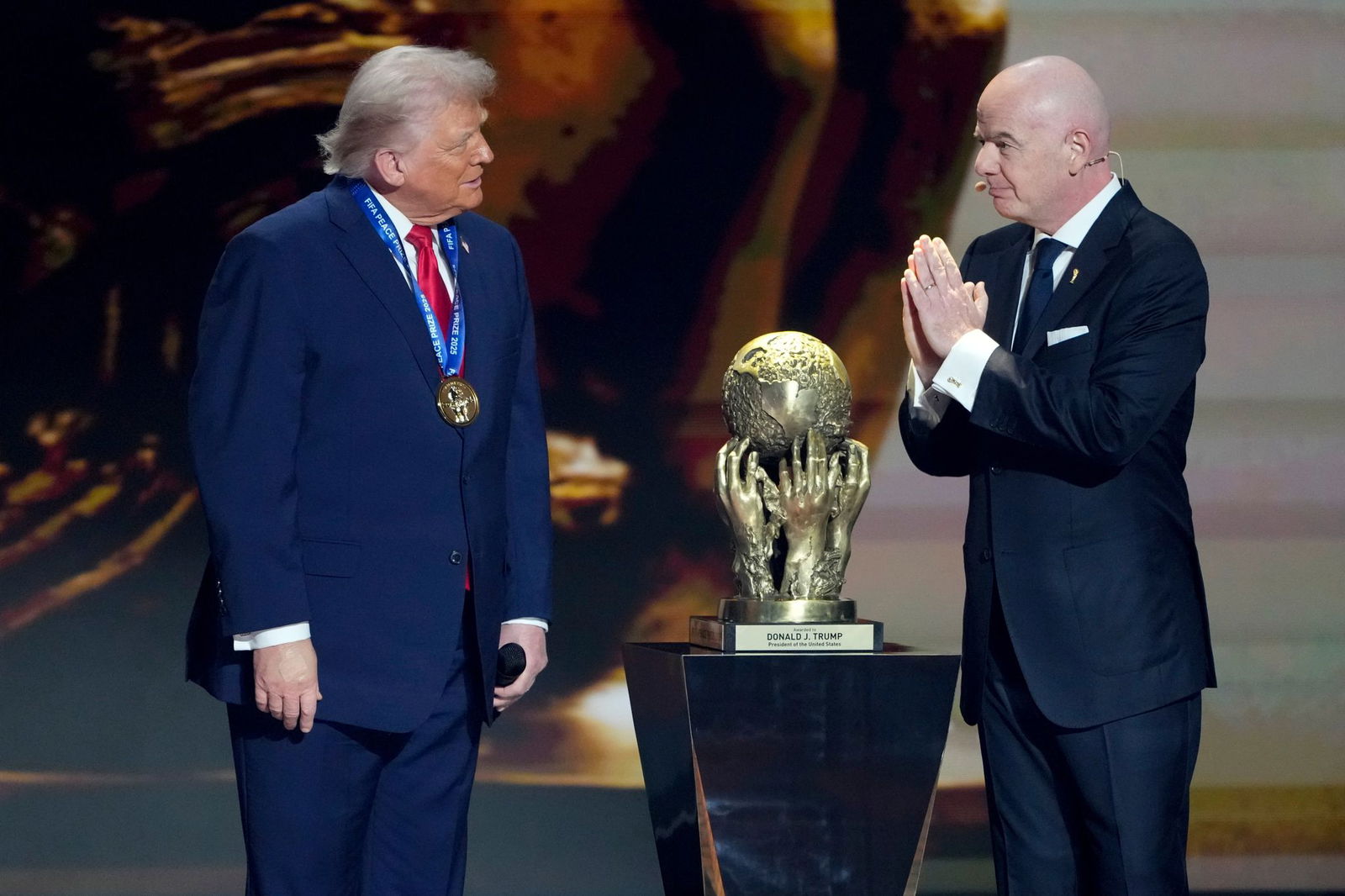 US-Präsident Donald Trump (l) und FIFA-Chef Gianni Infantino verstehen sich gut. (Archivbild)