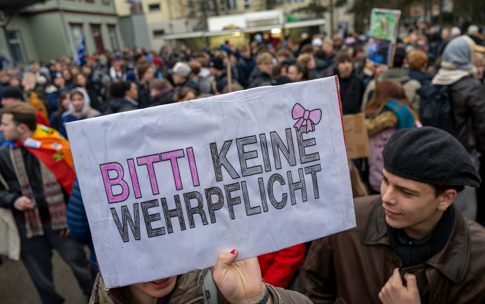 Bereits im Dezember hatten junge Menschen gegen den neuen Wehrdienst demonstriert. (Archivbild)