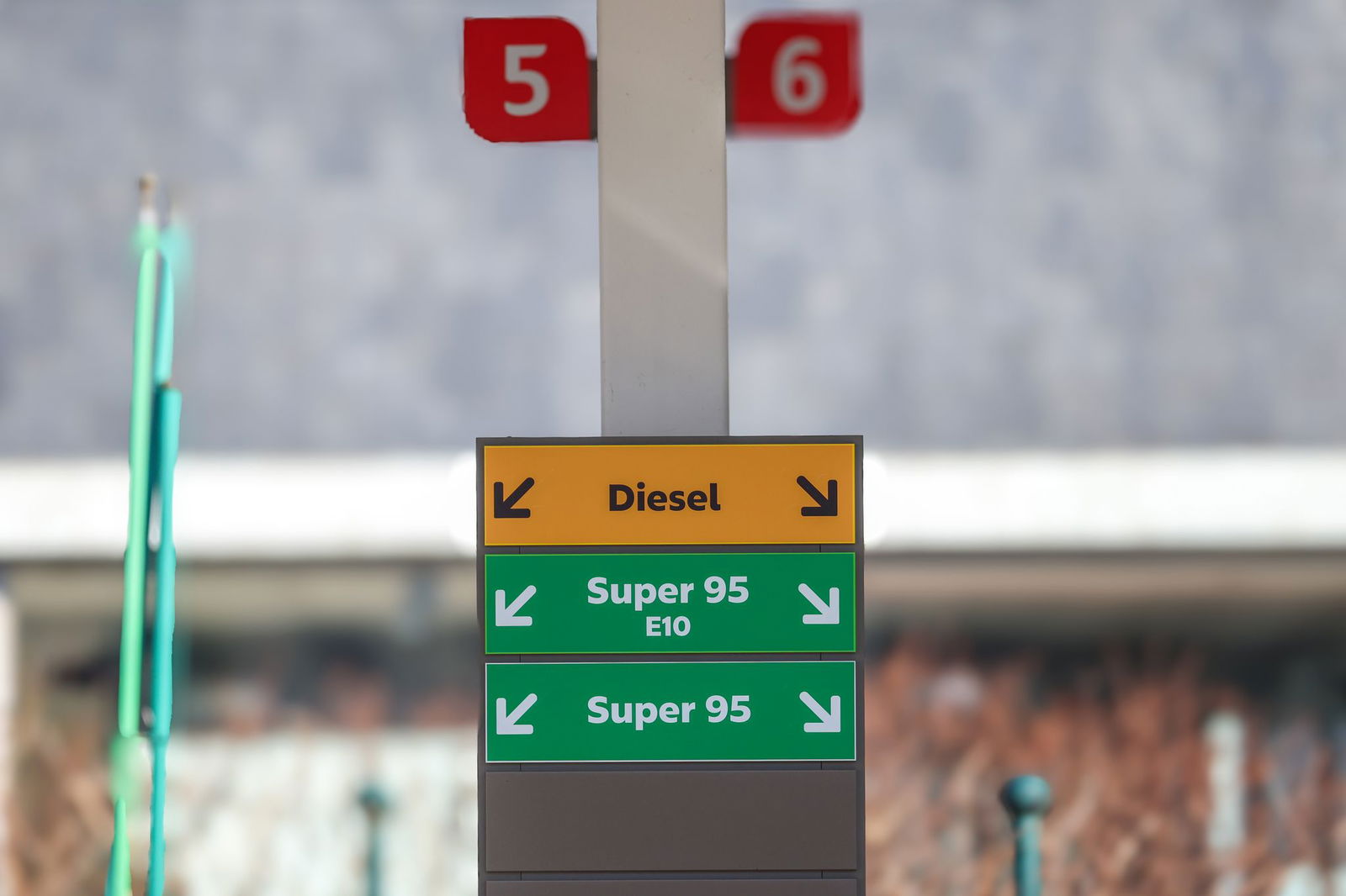 Berufspendler, Handwerksbetriebe und Landwirte leiden unter den hohen Spritpreisen. (Archivbild)