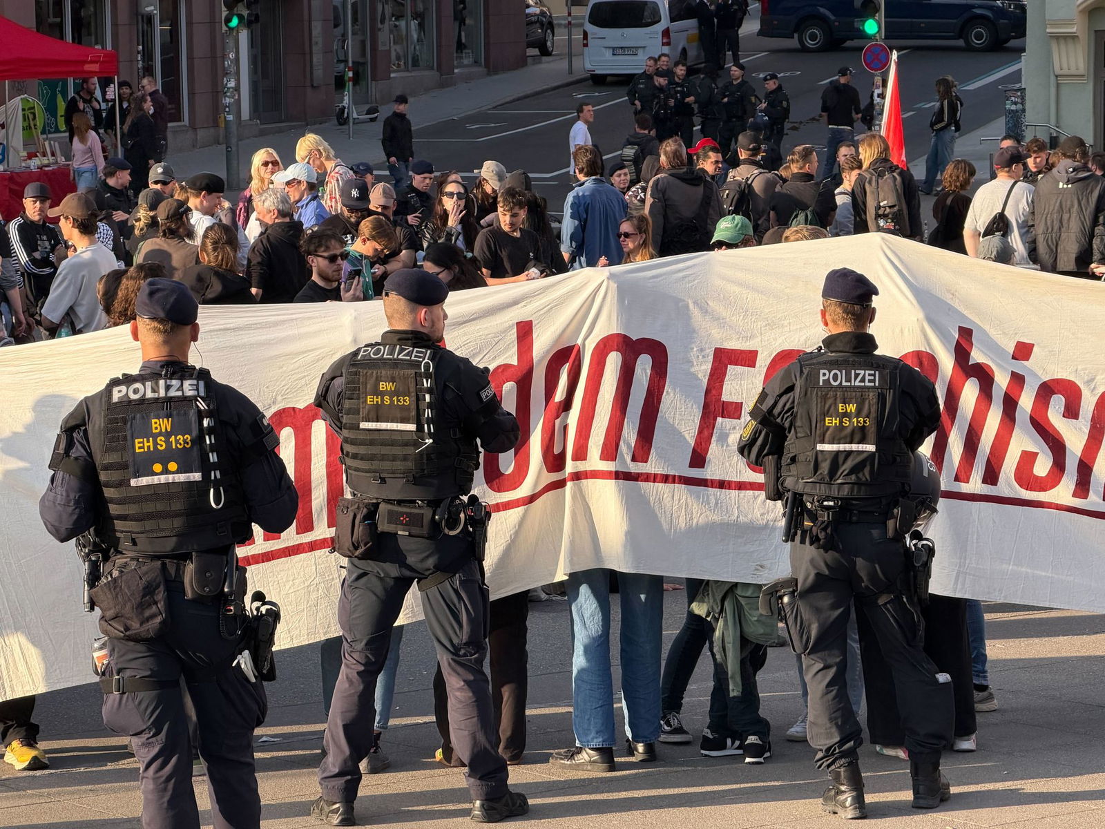 Polizeibeamte kesselten Gegendemonstranten aus dem linken Spektrum bei der Versammlung der Querdenker-Szene in Stuttgart ein.