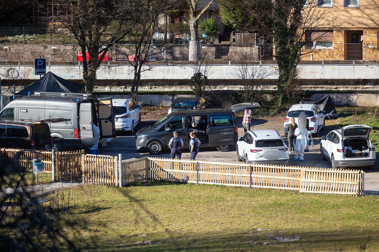 Polizisten untersuchten vor zwei Wochen den Fundort einer Leiche in Neuenbürg (Foto Archiv)