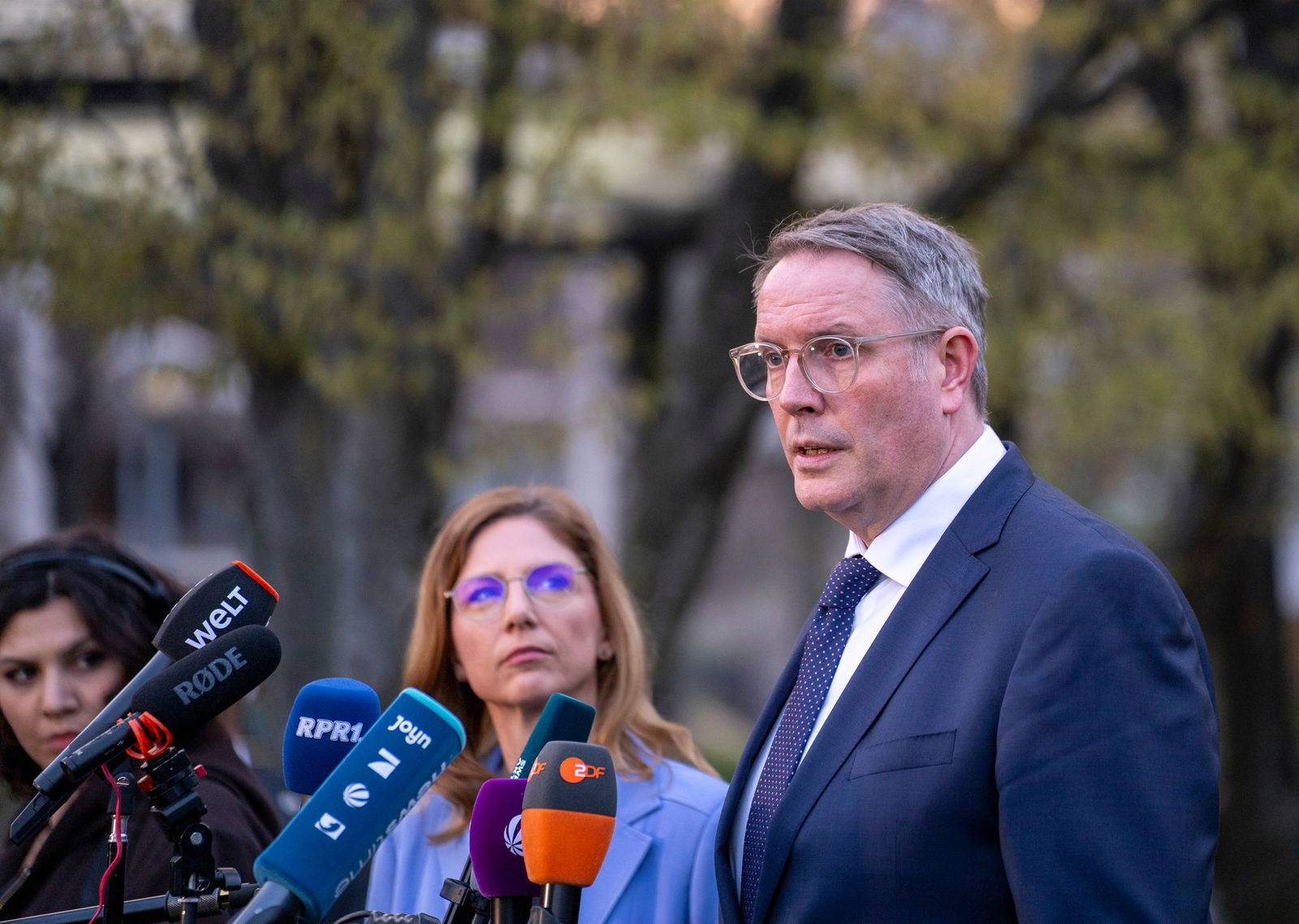 Der abgewählte Ministerpräsident Alexander Schweitzer soll die Koalitionsverhandlungen mit der CDU für die SPD führen. 