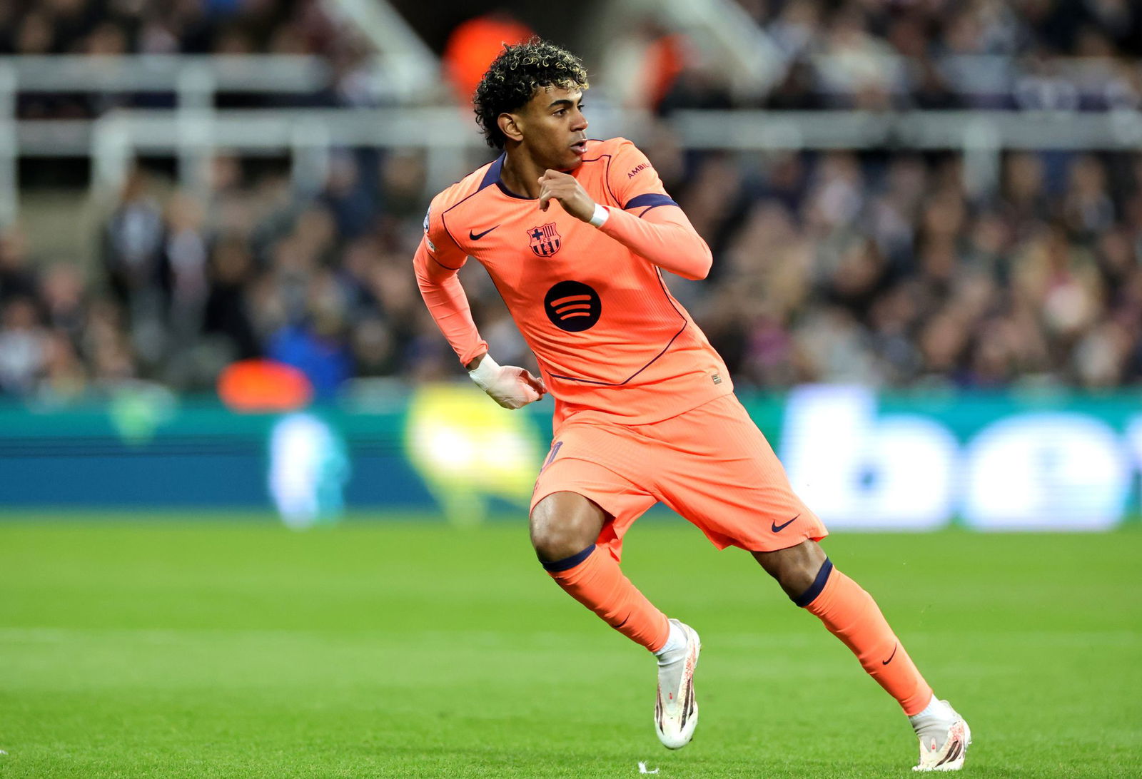 Lamine Yamal glich per Elfmeter spät für Barcelona aus.