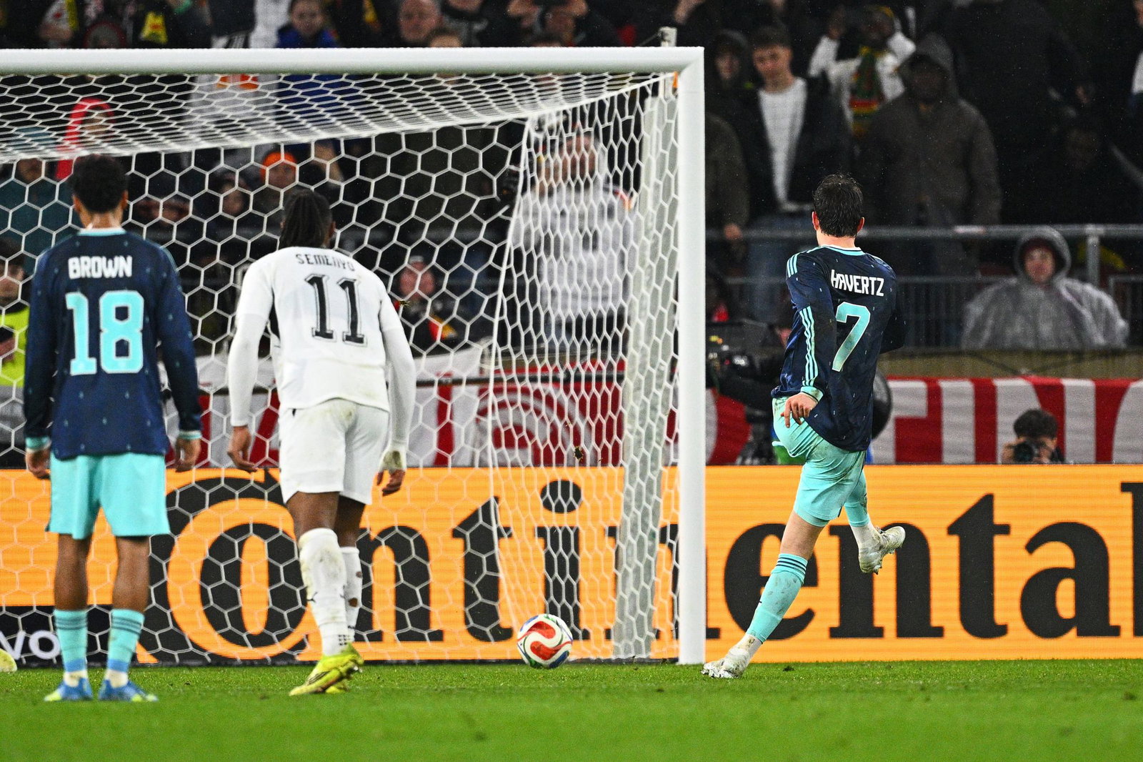 Kai Havertz (r) verwandelt den Handelfmeter. 