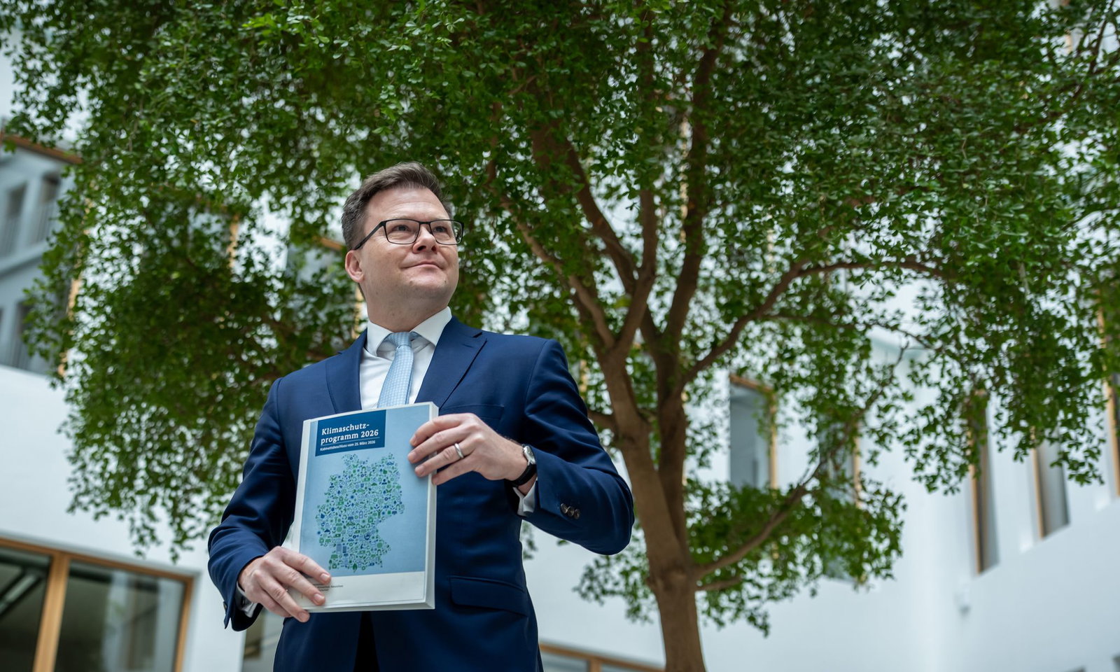 Umweltminister Carsten Schneider (SPD) sieht das neue Klimaschutzprogramm als Fortschritt - steckt aber auch reichlich Kritik dafür ein.