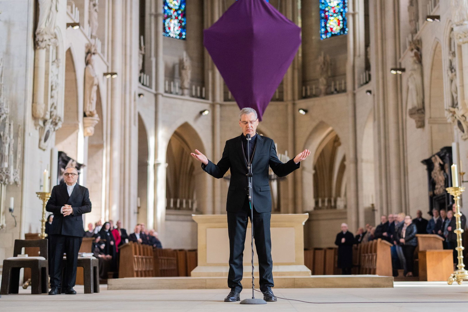 Zum Abschluss segnete der designierte Bischof die Gläubigen im Dom.