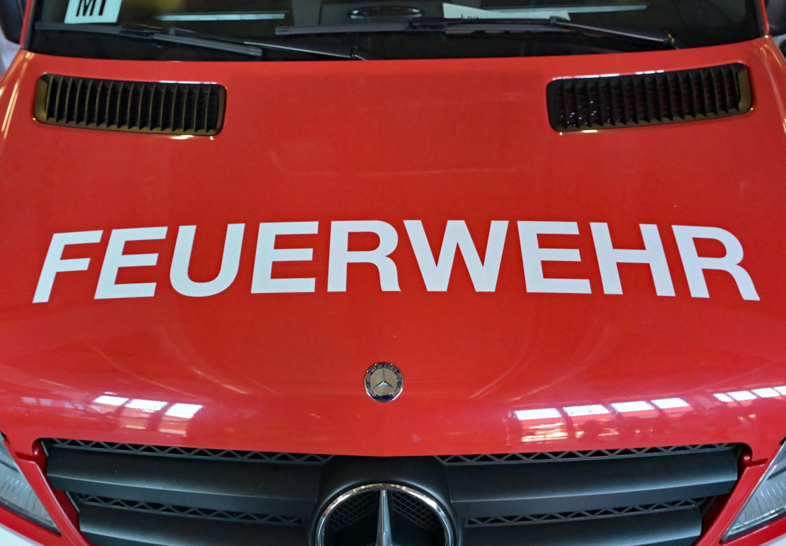 Einsatzkräfte der Feuerwehr kümmerten sich um die ausgelaufene Gülle. (Symbolbild)